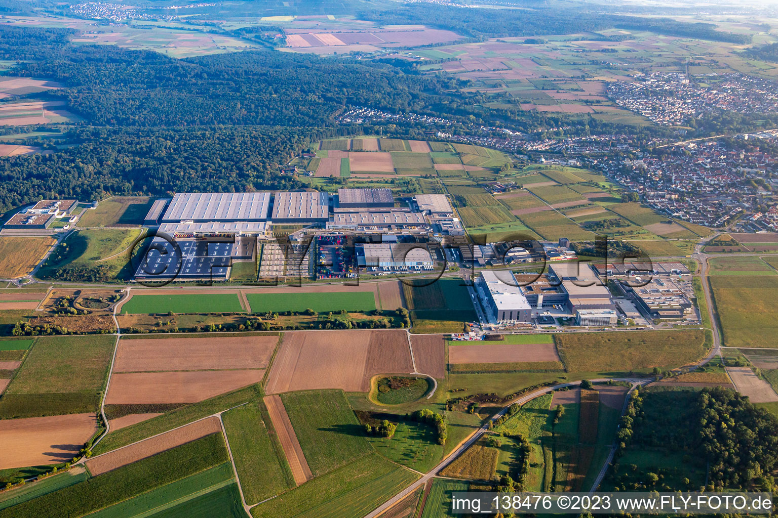 Vue aérienne de Usine Porsche 16, centre logistique Porsche et Breuninger Logistics Sachsenheim à Sachsenheim dans le département Bade-Wurtemberg, Allemagne