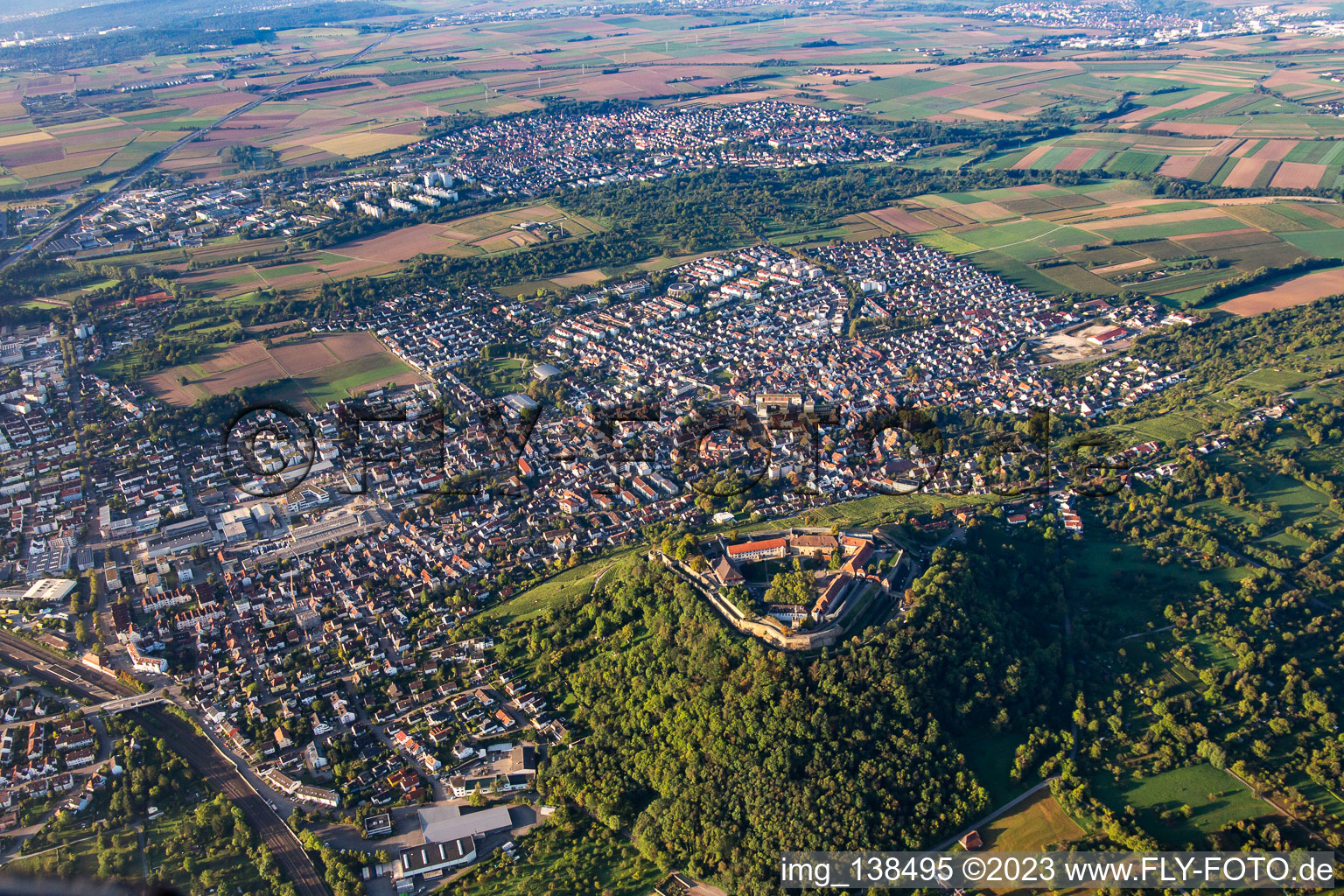 Vue aérienne de Du nord derrière Hohenasperg à Asperg dans le département Bade-Wurtemberg, Allemagne