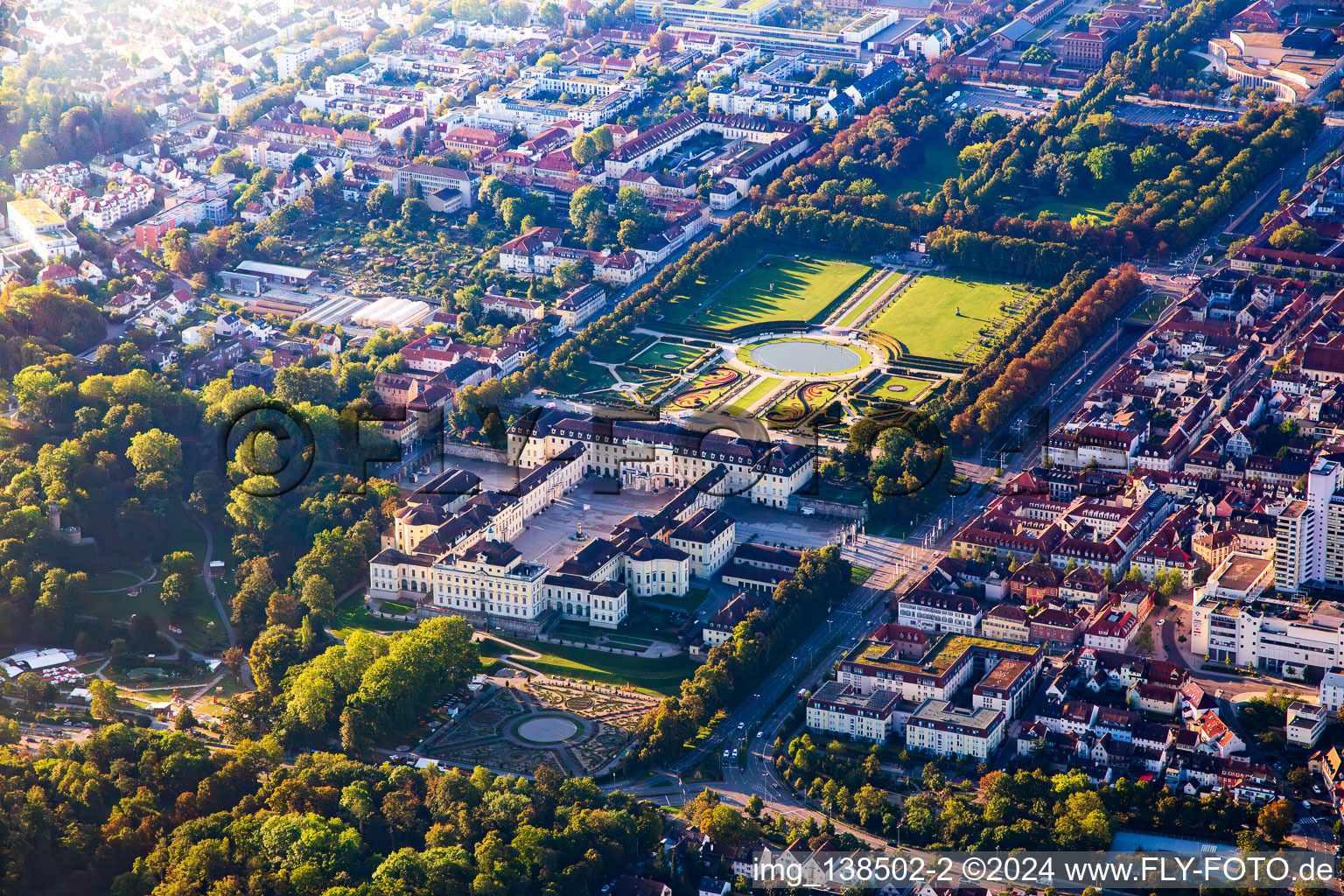 Vue aérienne de Palais résidentiel Ludwigsburg et spectacle de jardins baroques fleuris à Ludwigsburg dans le département Bade-Wurtemberg, Allemagne