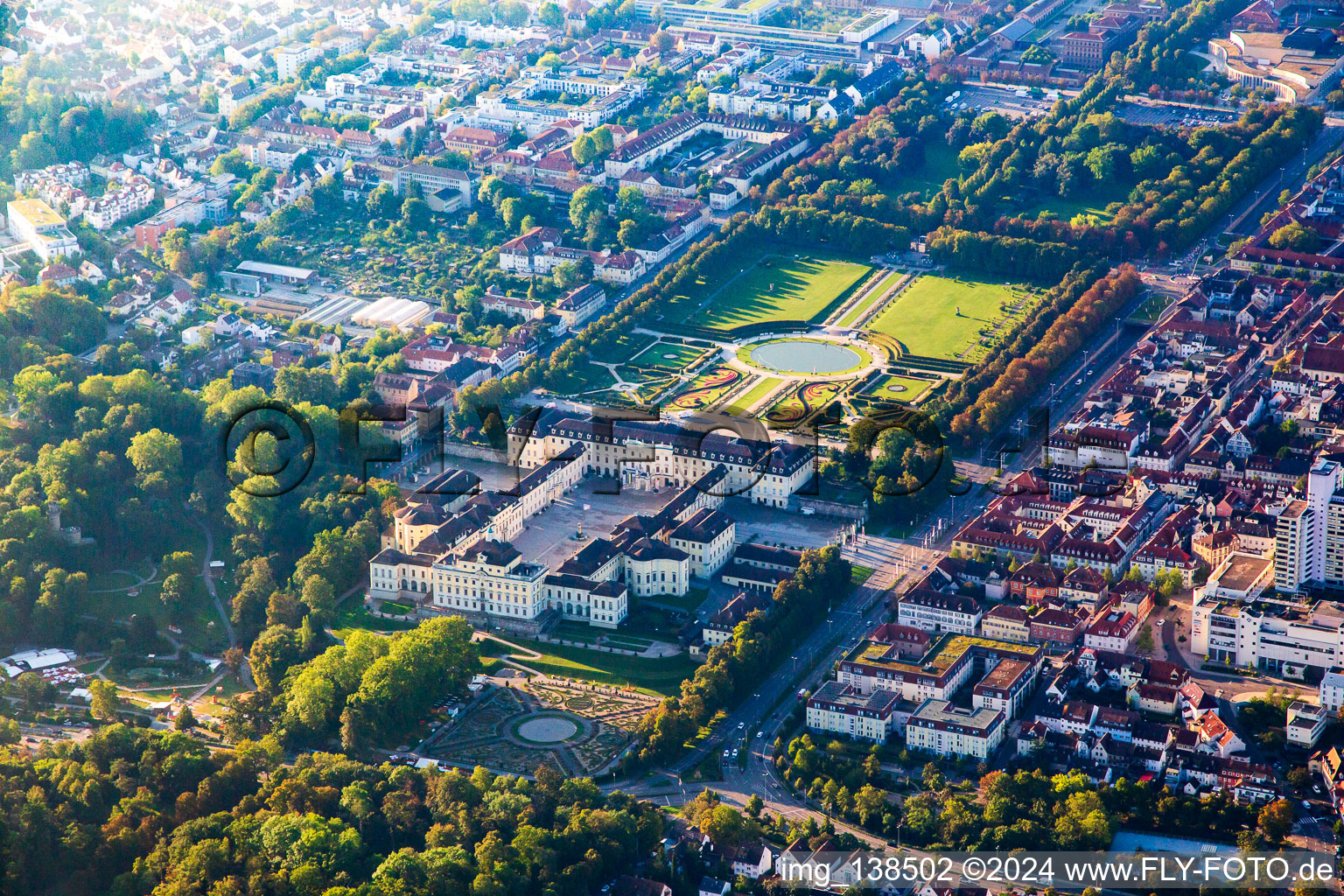 Vue aérienne de Palais résidentiel Ludwigsburg et spectacle de jardins baroques fleuris à Ludwigsburg dans le département Bade-Wurtemberg, Allemagne