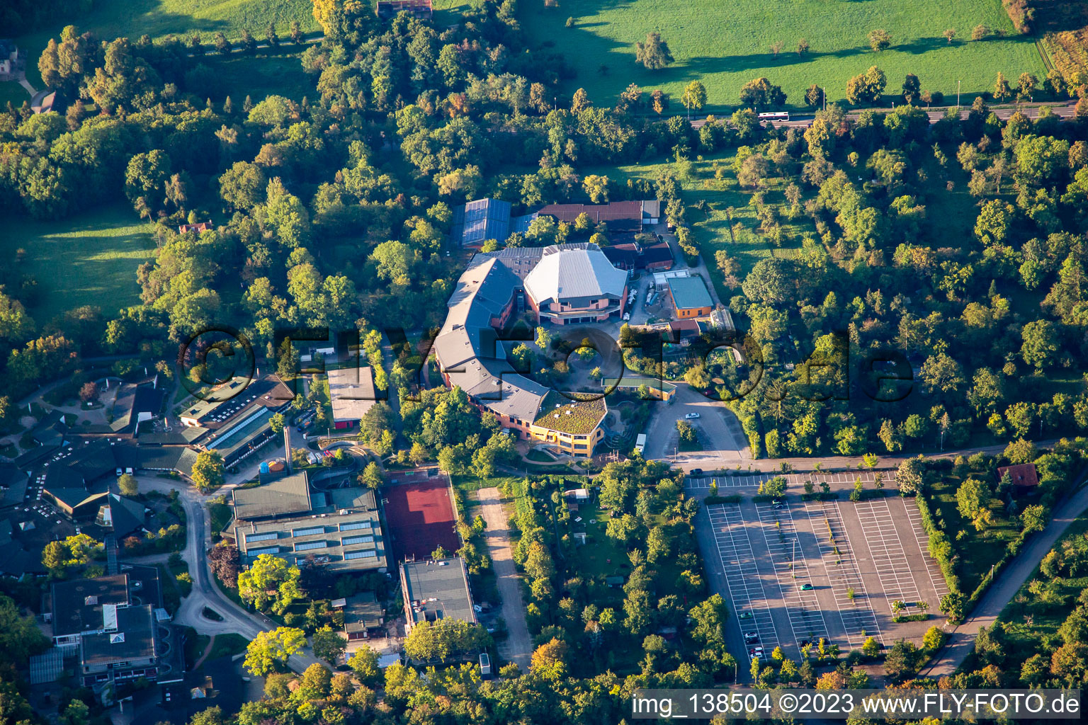 Vue aérienne de Ecole Waldorf Ludwigsburg et Ecole Fröbel Ludwigsburg gratuites - école pour personnes souffrant de troubles de la parole à le quartier Eglosheim in Ludwigsburg dans le département Bade-Wurtemberg, Allemagne