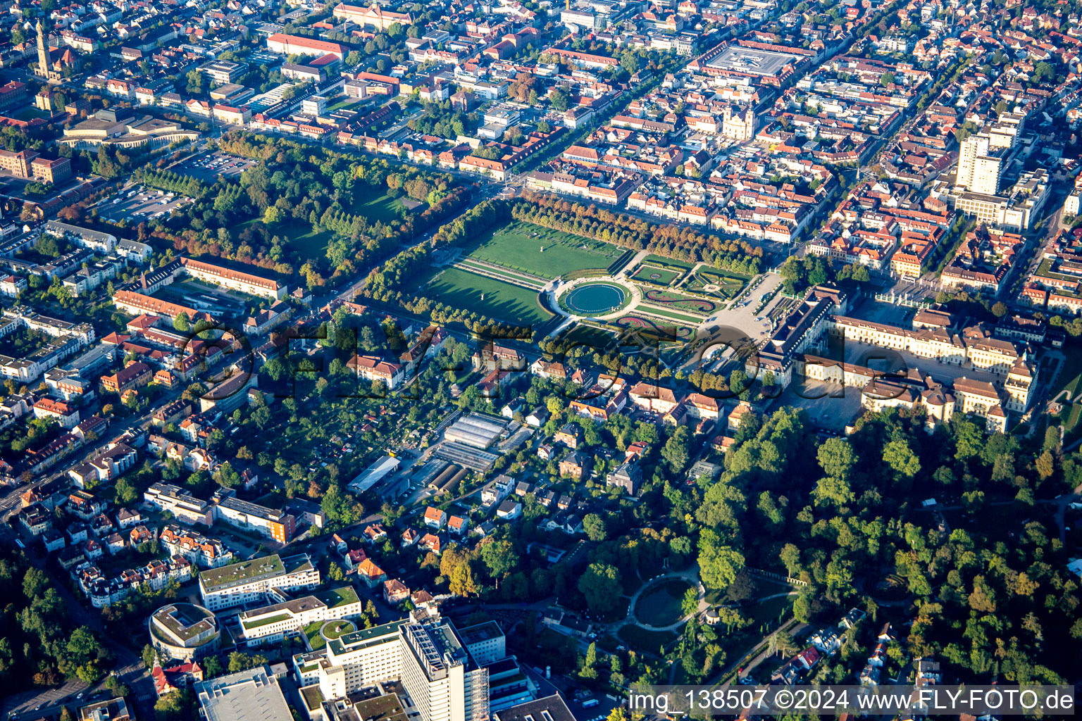 Vue oblique de Palais résidentiel Ludwigsburg et spectacle de jardins baroques fleuris à Ludwigsburg dans le département Bade-Wurtemberg, Allemagne