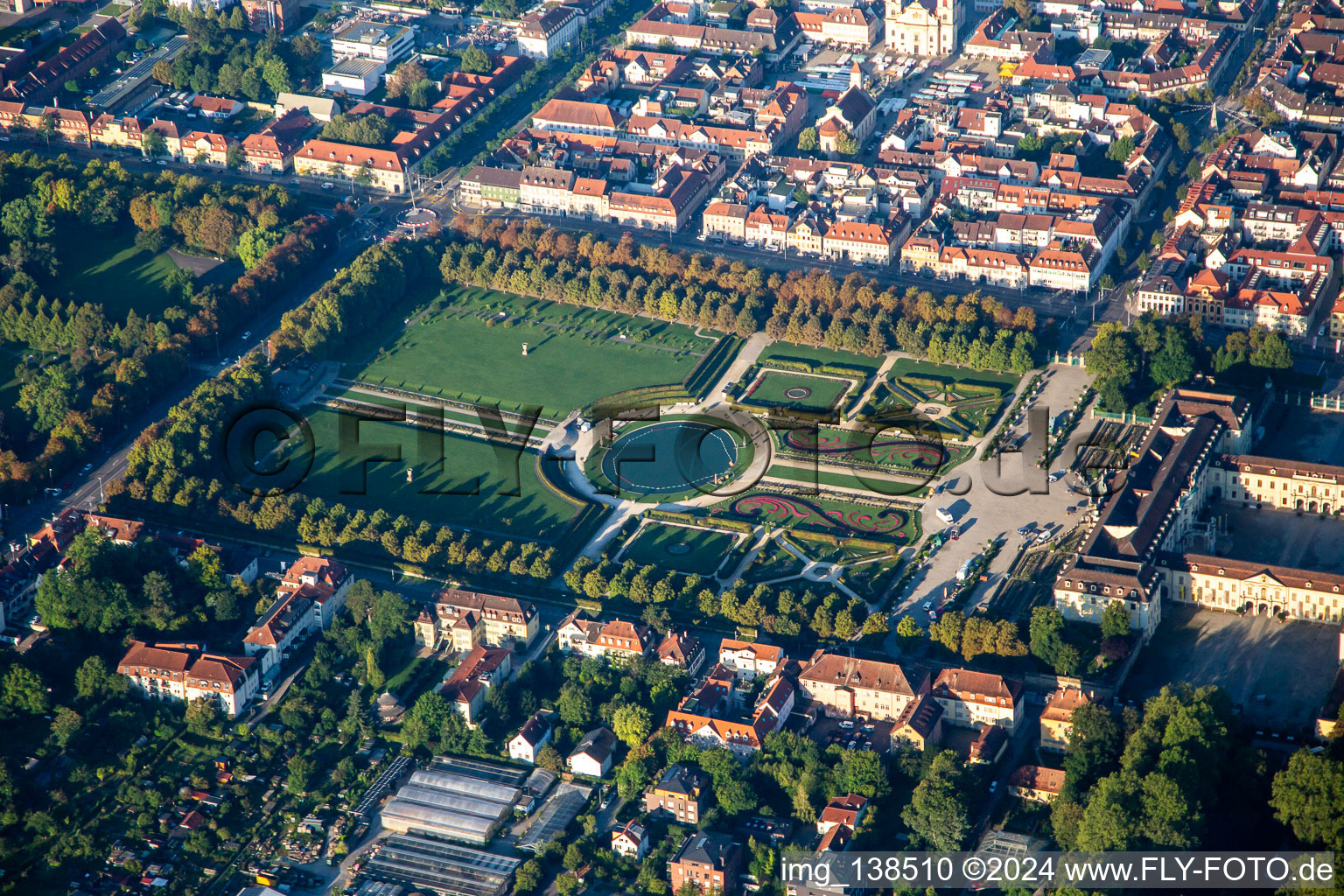 Palais résidentiel Ludwigsburg et spectacle de jardins baroques fleuris à Ludwigsburg dans le département Bade-Wurtemberg, Allemagne d'en haut