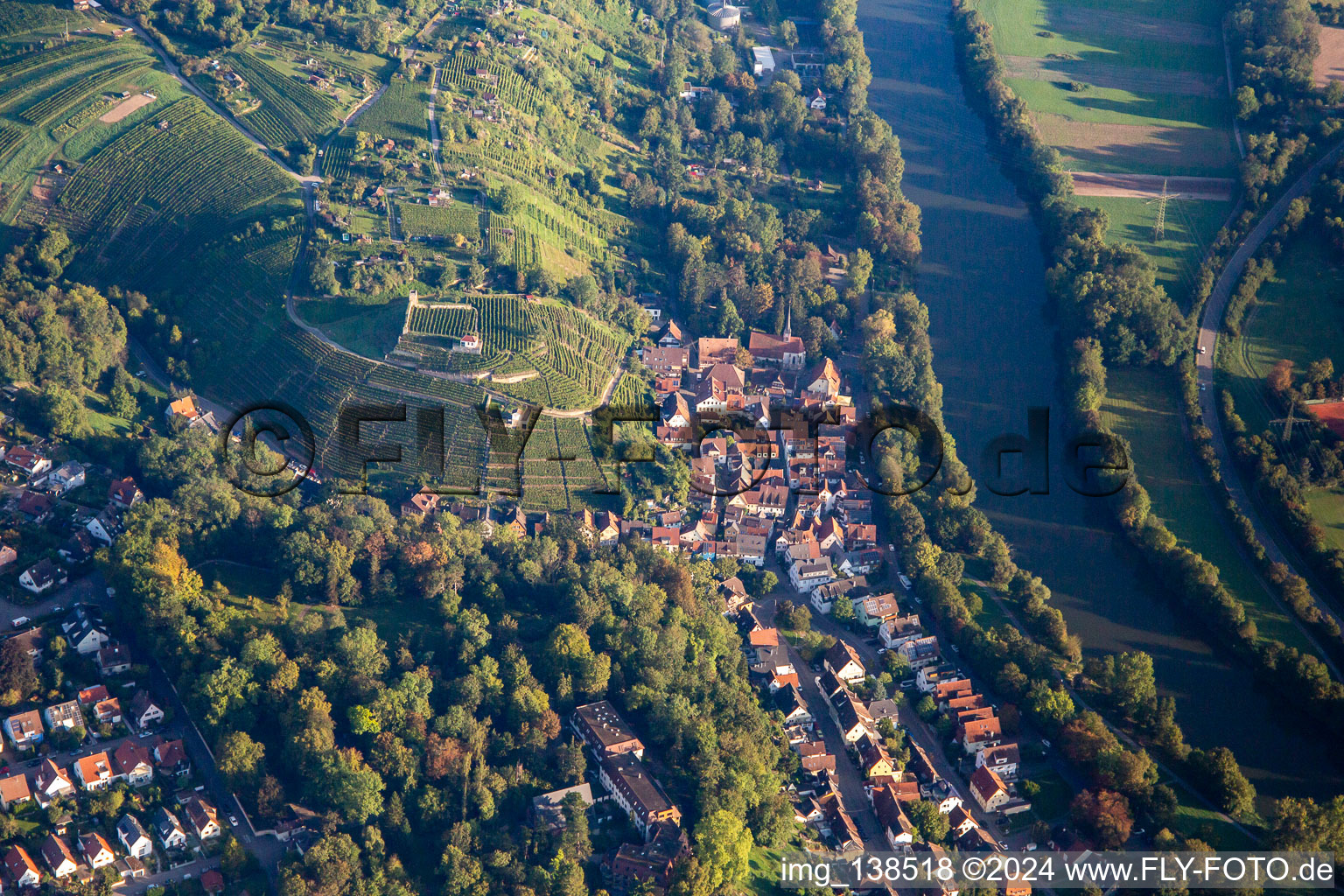 Vue aérienne de Ruines du château Hoheneck au-dessus du Neckar à le quartier Hoheneck in Ludwigsburg dans le département Bade-Wurtemberg, Allemagne