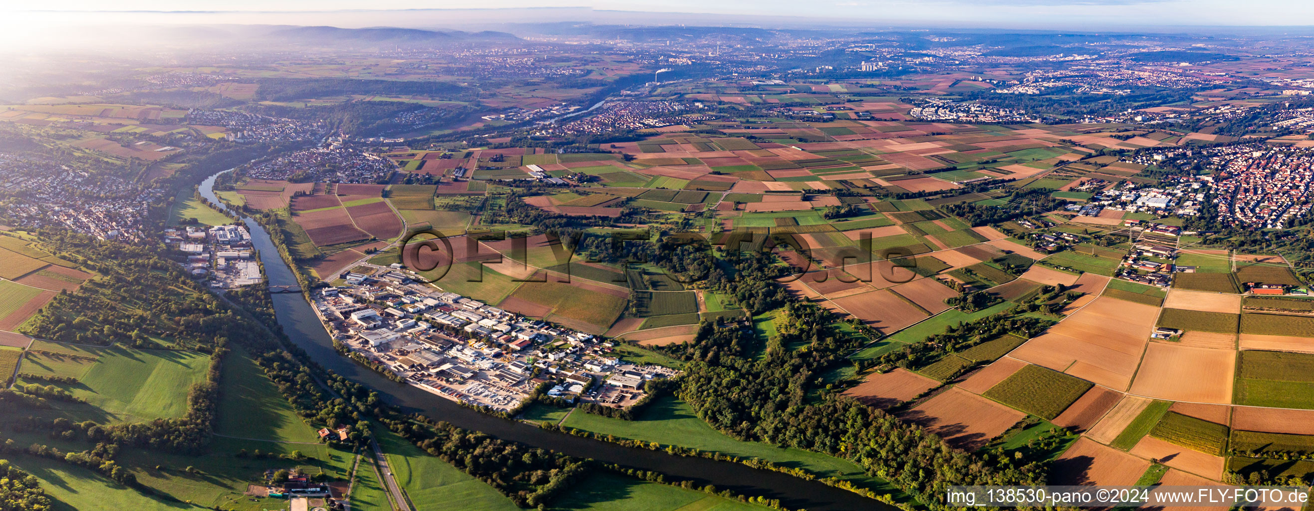 Vue aérienne de Panorama de l'embouchure du Rems depuis le nord à le quartier Hochberg in Remseck am Neckar dans le département Bade-Wurtemberg, Allemagne