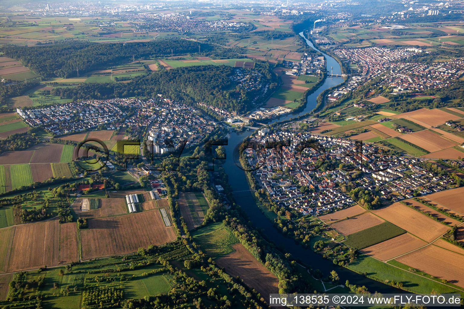 Vue aérienne de Estuaire du Rems dans le Neckar à le quartier Neckargröningen in Remseck am Neckar dans le département Bade-Wurtemberg, Allemagne