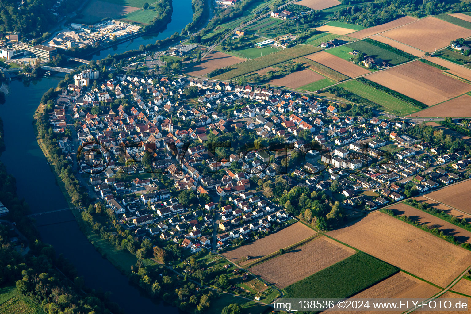 Vue aérienne de Du nord à le quartier Neckargröningen in Remseck am Neckar dans le département Bade-Wurtemberg, Allemagne