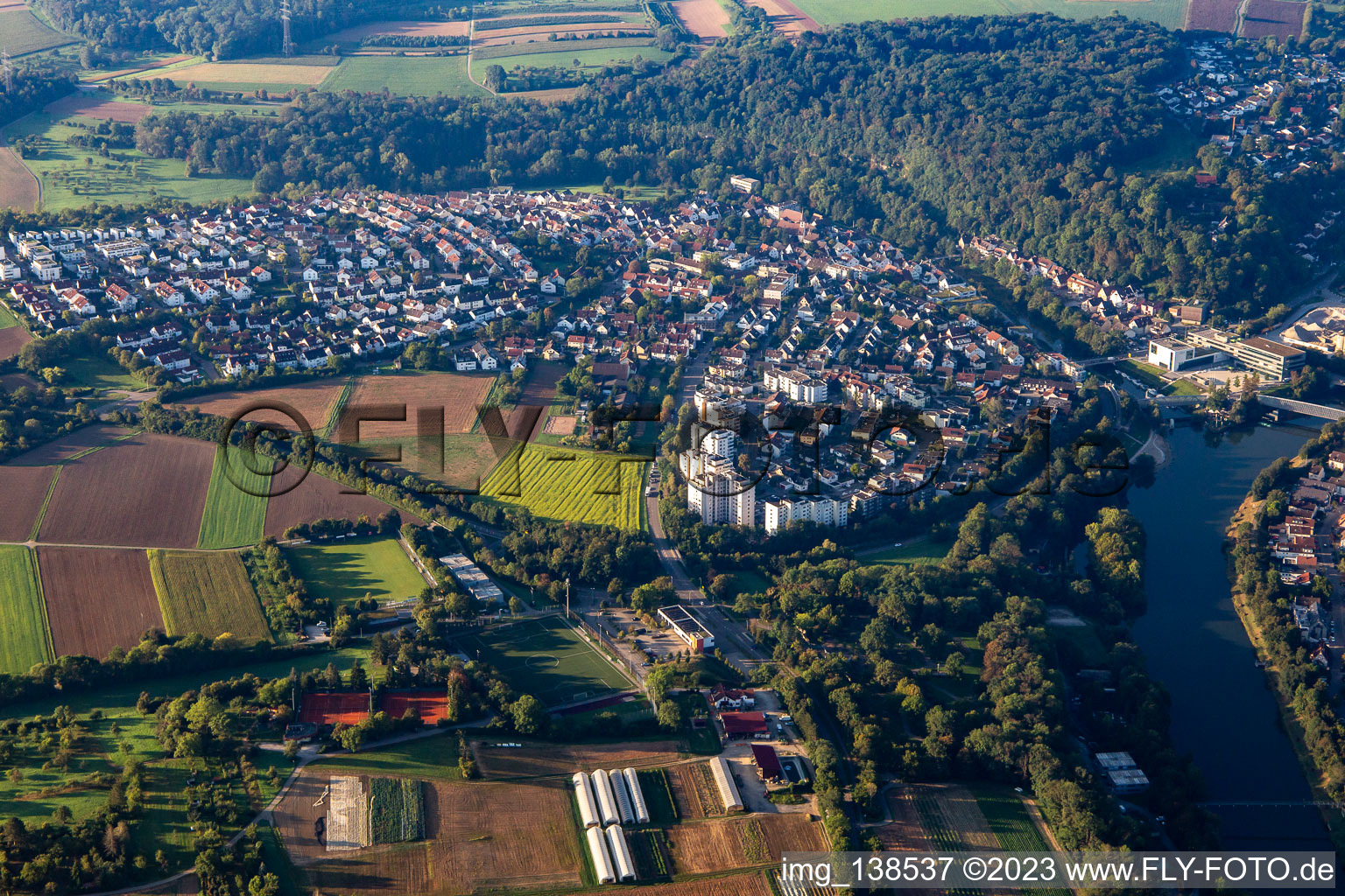 Vue aérienne de Du nord à le quartier Neckarrems in Remseck am Neckar dans le département Bade-Wurtemberg, Allemagne