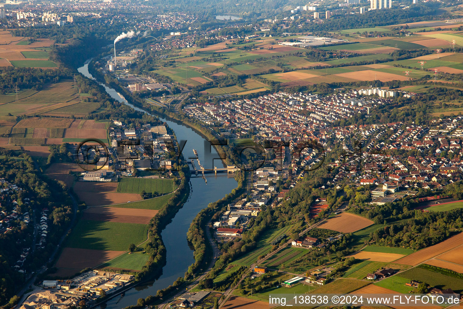 Vue aérienne de Pont déversoir sur le Neckar à l'écluse Aldingen à le quartier Aldingen in Remseck am Neckar dans le département Bade-Wurtemberg, Allemagne