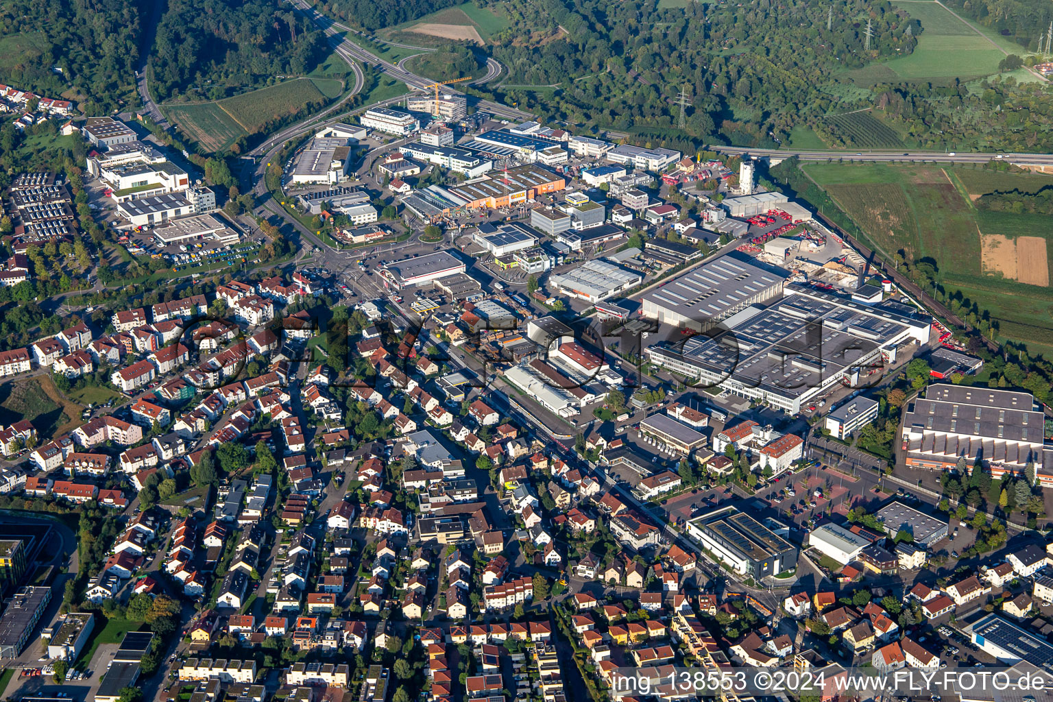 Vue aérienne de OBI et Hecht Kugellager dans la zone industrielle Max-Eyth-Straße à Winnenden dans le département Bade-Wurtemberg, Allemagne