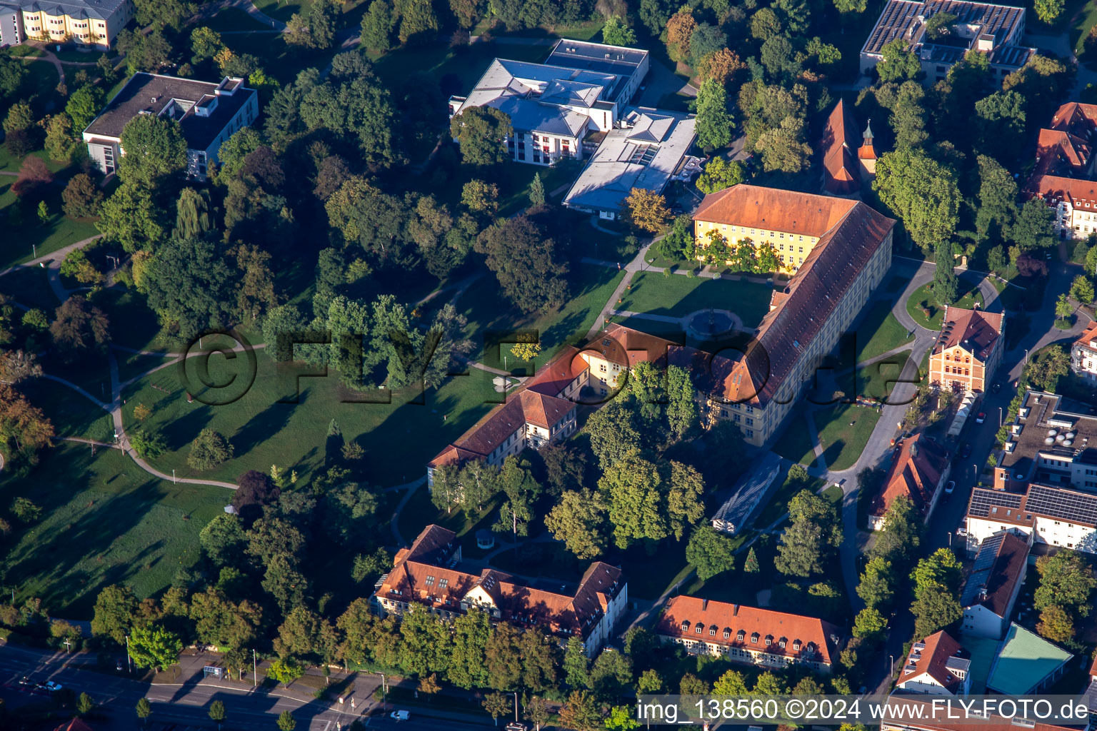 Vue aérienne de Château et église du château Winnenden à Winnenden dans le département Bade-Wurtemberg, Allemagne