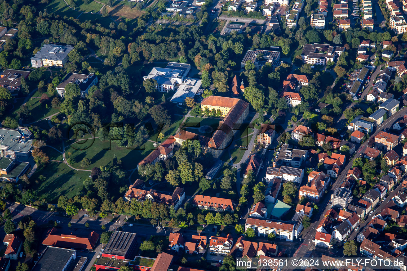 Vue aérienne de Château et église du château Winnenden à Winnenden dans le département Bade-Wurtemberg, Allemagne