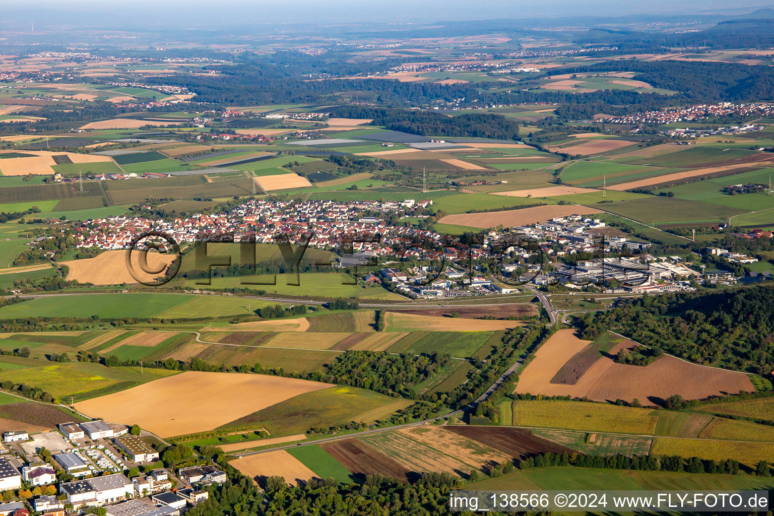 Vue aérienne de Du sud-est à le quartier Nellmersbach in Leutenbach dans le département Bade-Wurtemberg, Allemagne