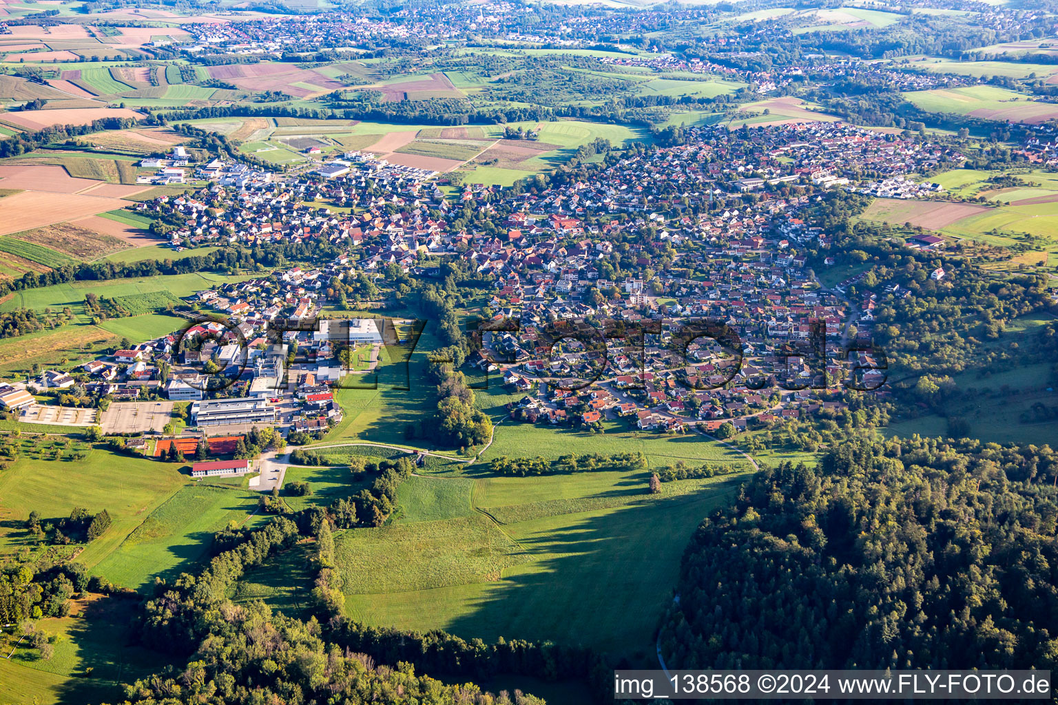 Vue aérienne de Allmersbach im Tal dans le département Bade-Wurtemberg, Allemagne