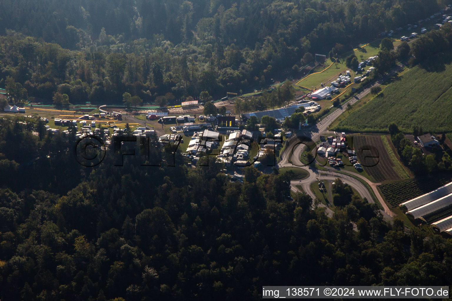 Vue aérienne de 61e CHAMPIONNAT DU MONDE FIM SIDECARCROSS de motocross Rudersberger Sidecar 2023 du MSC Wieslauftal eV Motocross à le quartier Königsbronnhof in Rudersberg dans le département Bade-Wurtemberg, Allemagne