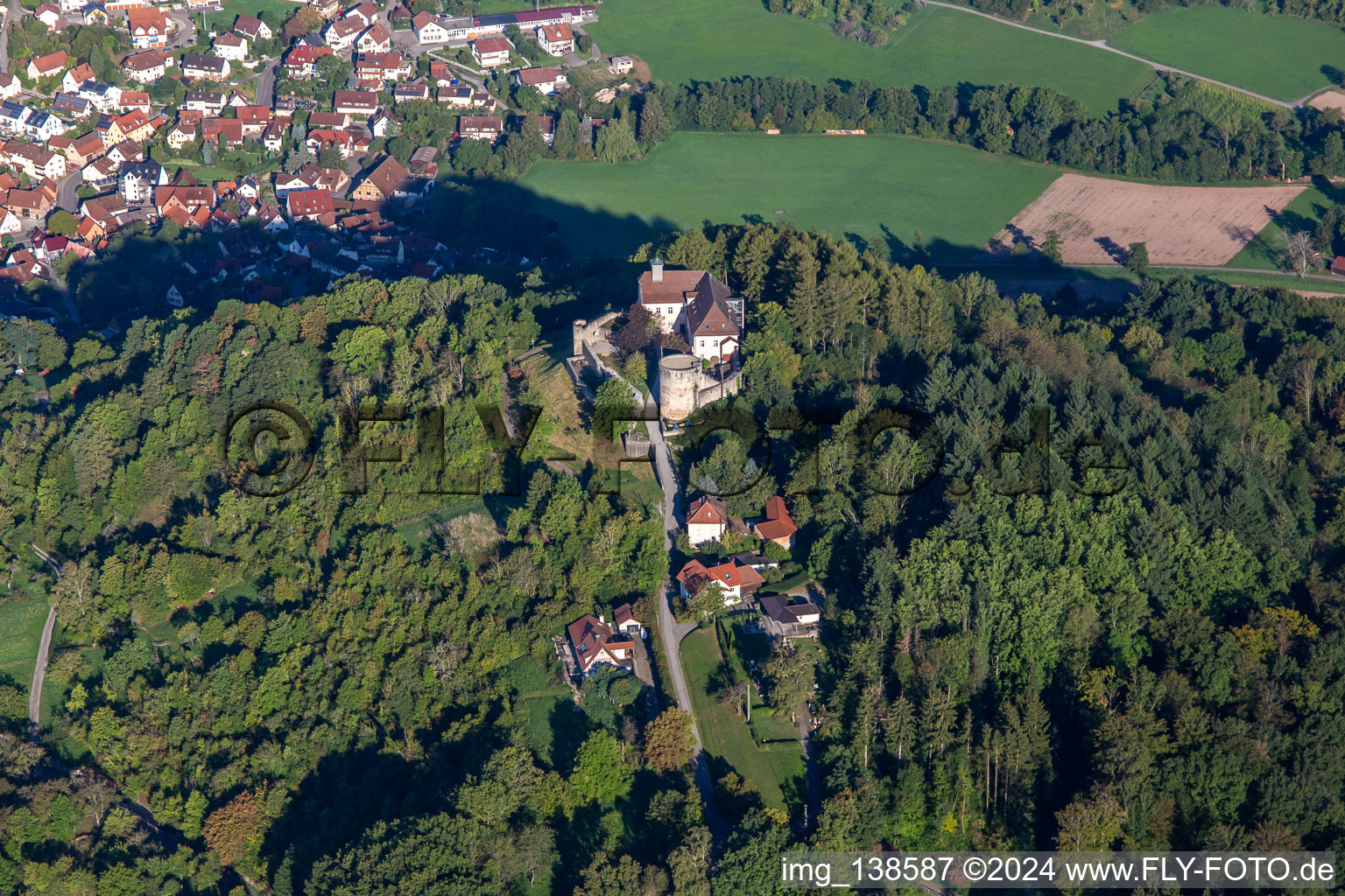 Vue aérienne de Château d'Ebersberg à le quartier Lippoldsweiler in Auenwald dans le département Bade-Wurtemberg, Allemagne