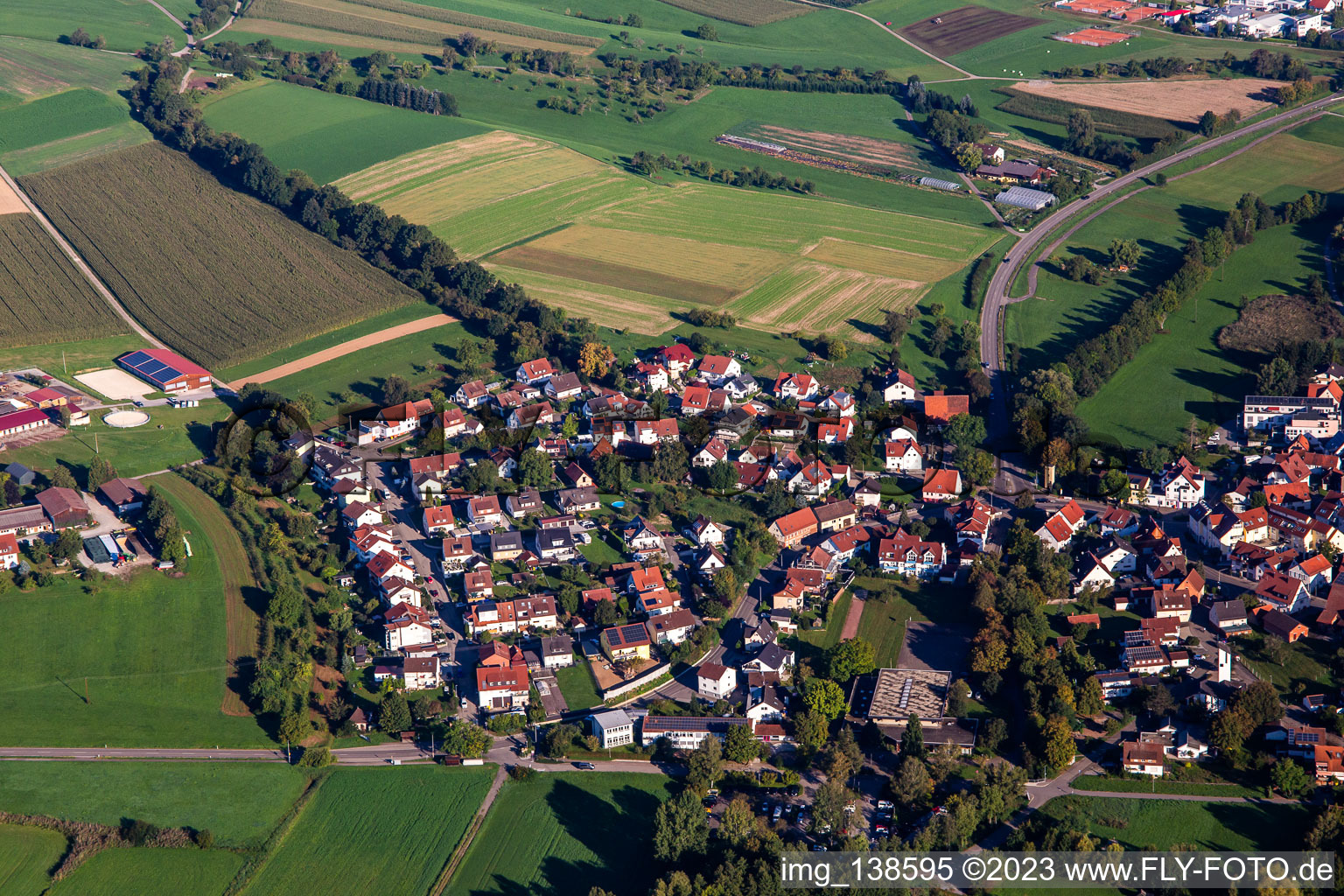 Vue aérienne de Du sud-est à le quartier Unterbrüden in Auenwald dans le département Bade-Wurtemberg, Allemagne