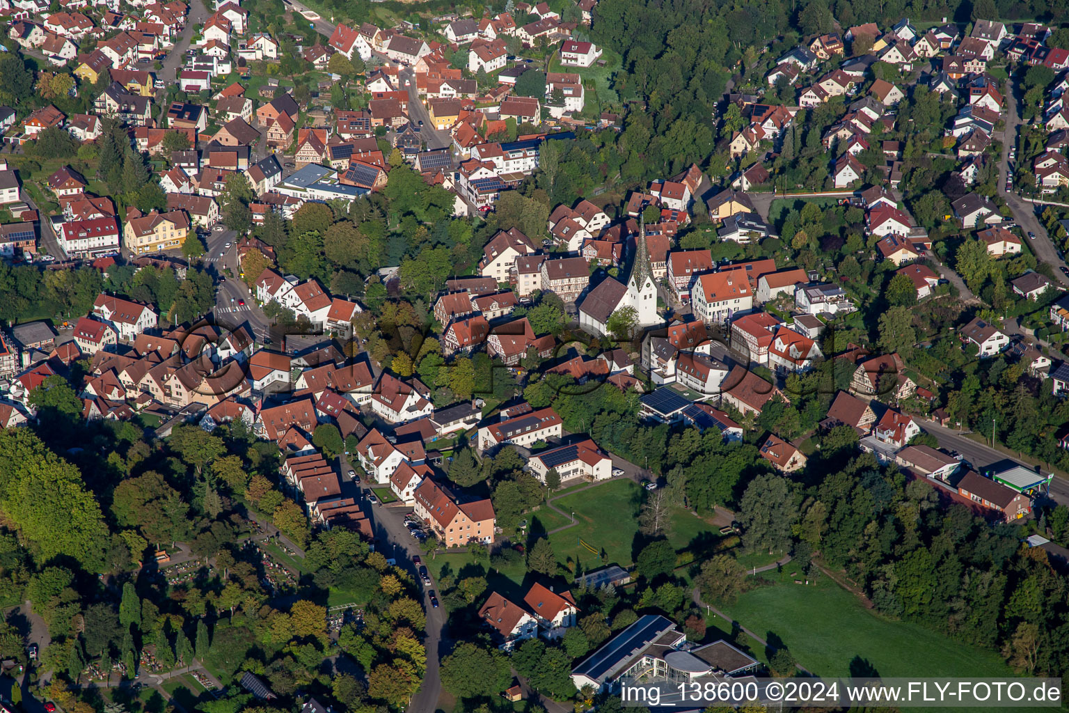 Vue aérienne de Église évangélique Sainte-Agathe à le quartier Unterweissach in Weissach im Tal dans le département Bade-Wurtemberg, Allemagne