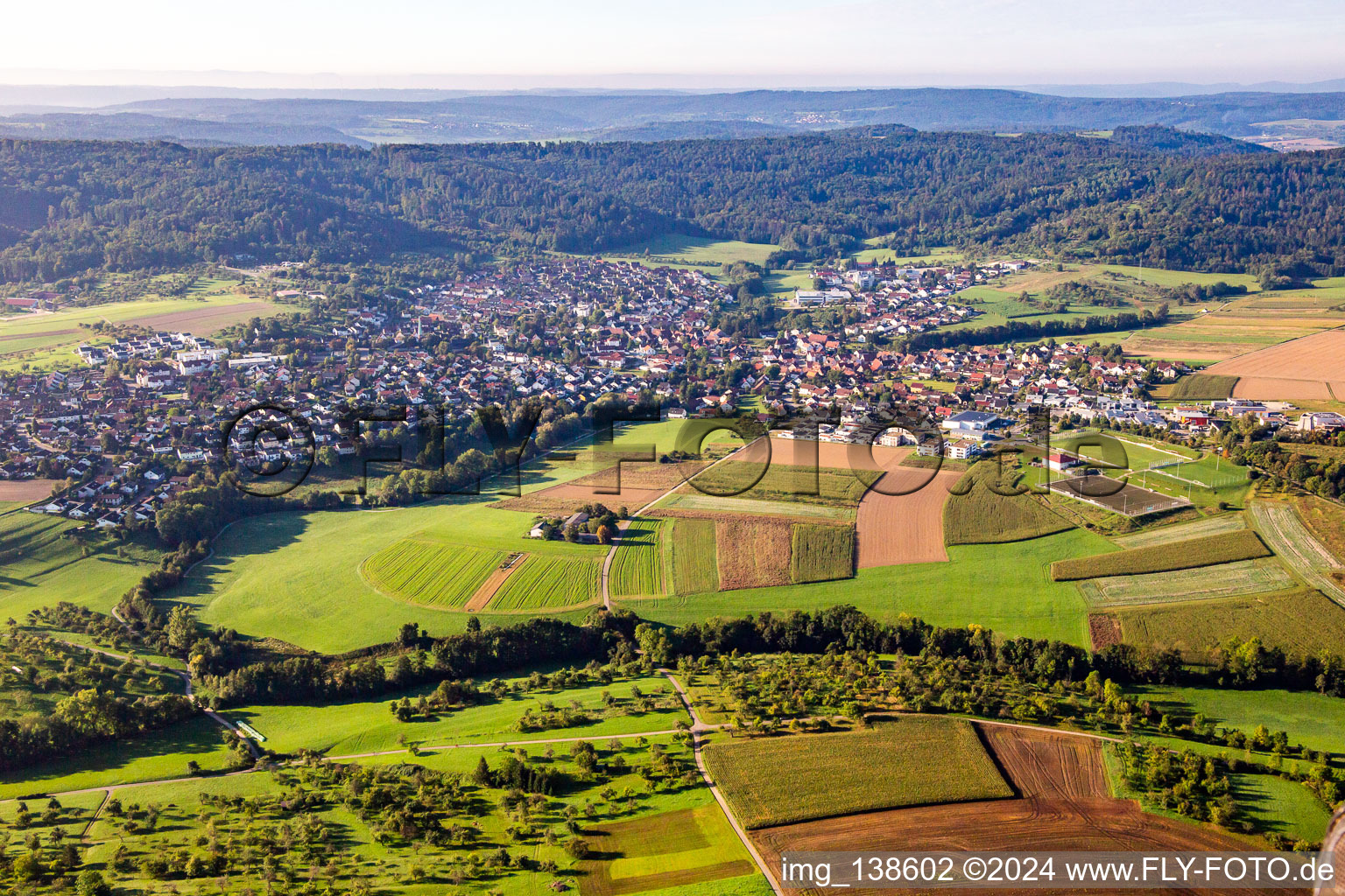 Vue aérienne de Du nord à Allmersbach im Tal dans le département Bade-Wurtemberg, Allemagne