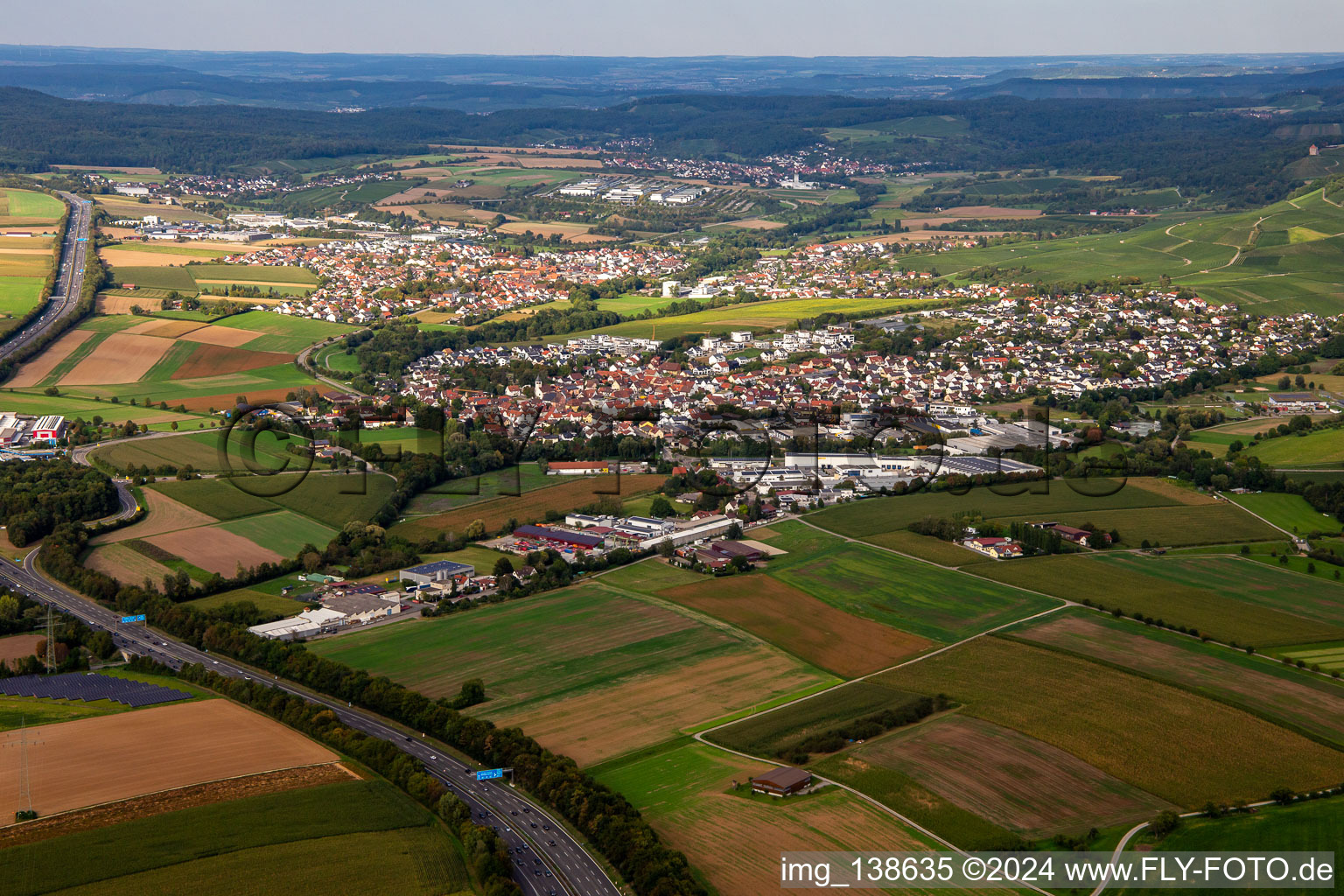 Vue aérienne de Du sud-ouest à le quartier Auenstein in Ilsfeld dans le département Bade-Wurtemberg, Allemagne