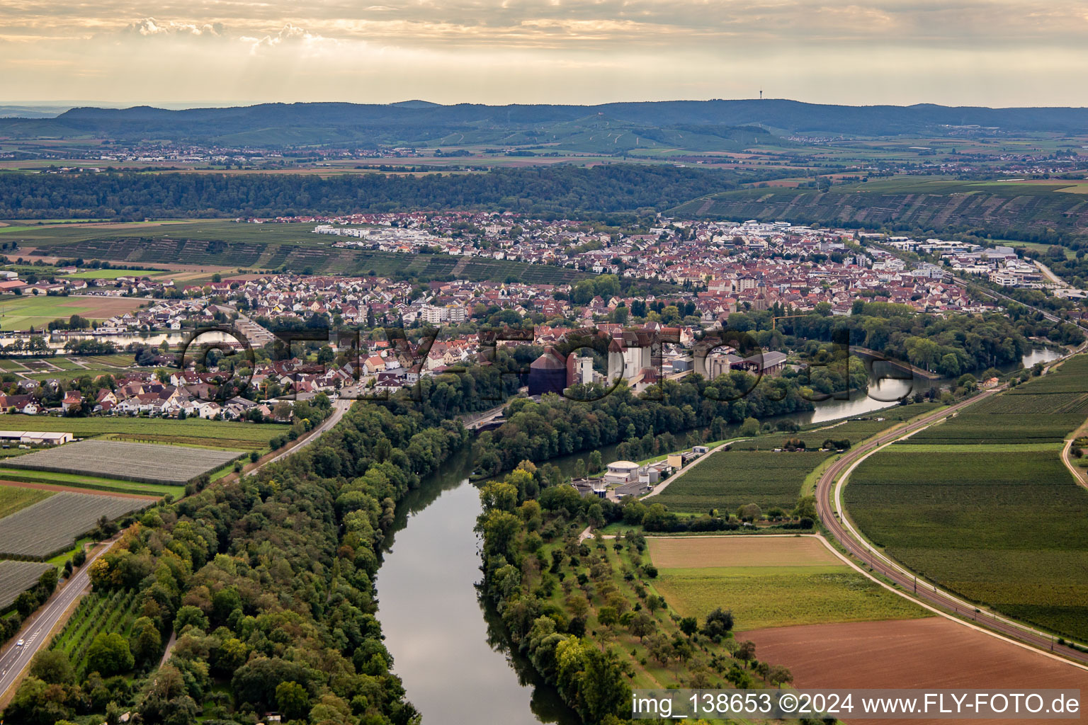 Vue aérienne de Märker Zement GmbH Usine de Lauffen à Lauffen am Neckar dans le département Bade-Wurtemberg, Allemagne