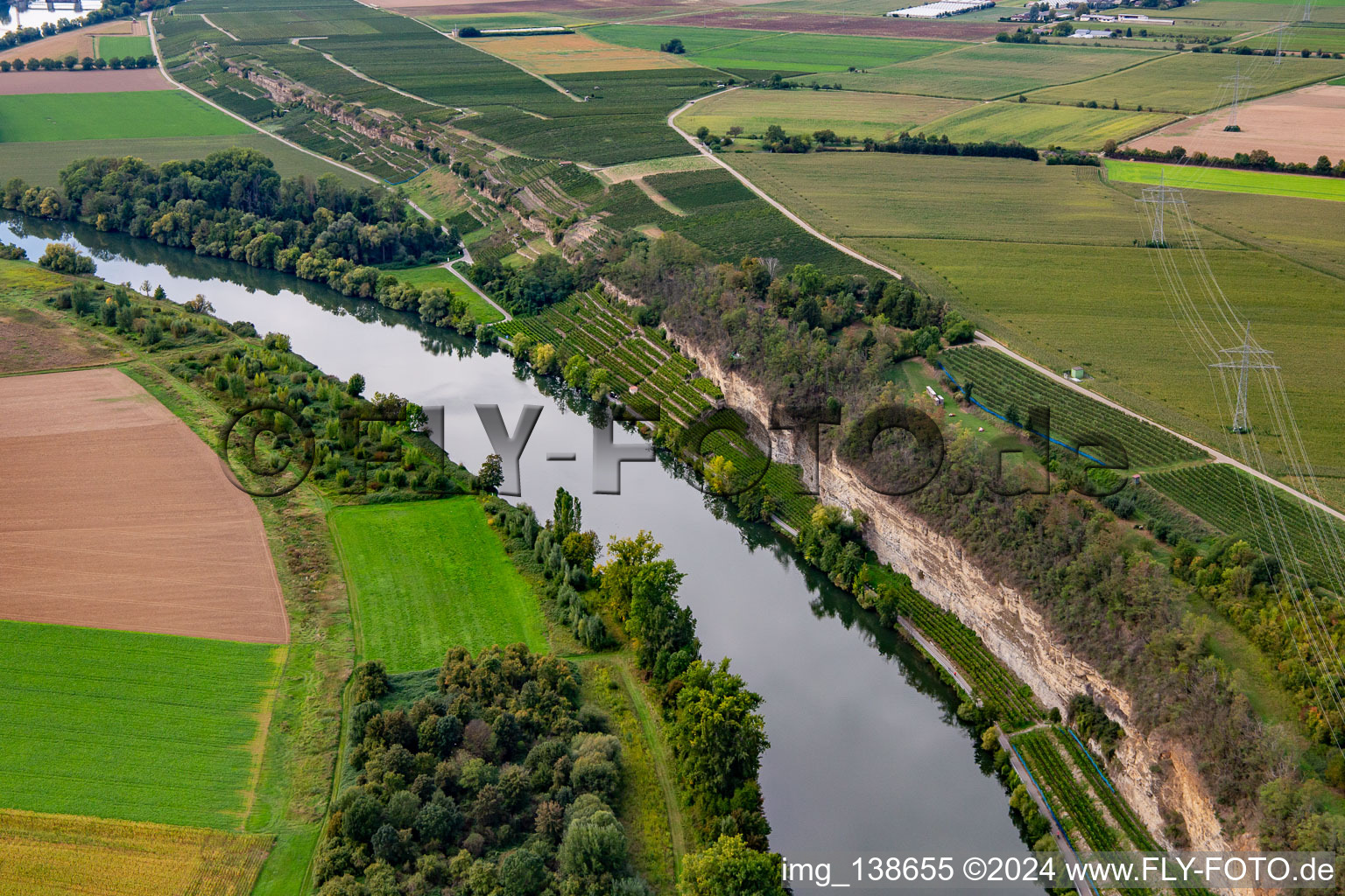 Vue aérienne de Rive escarpée sur le Neckar à Lauffen am Neckar dans le département Bade-Wurtemberg, Allemagne