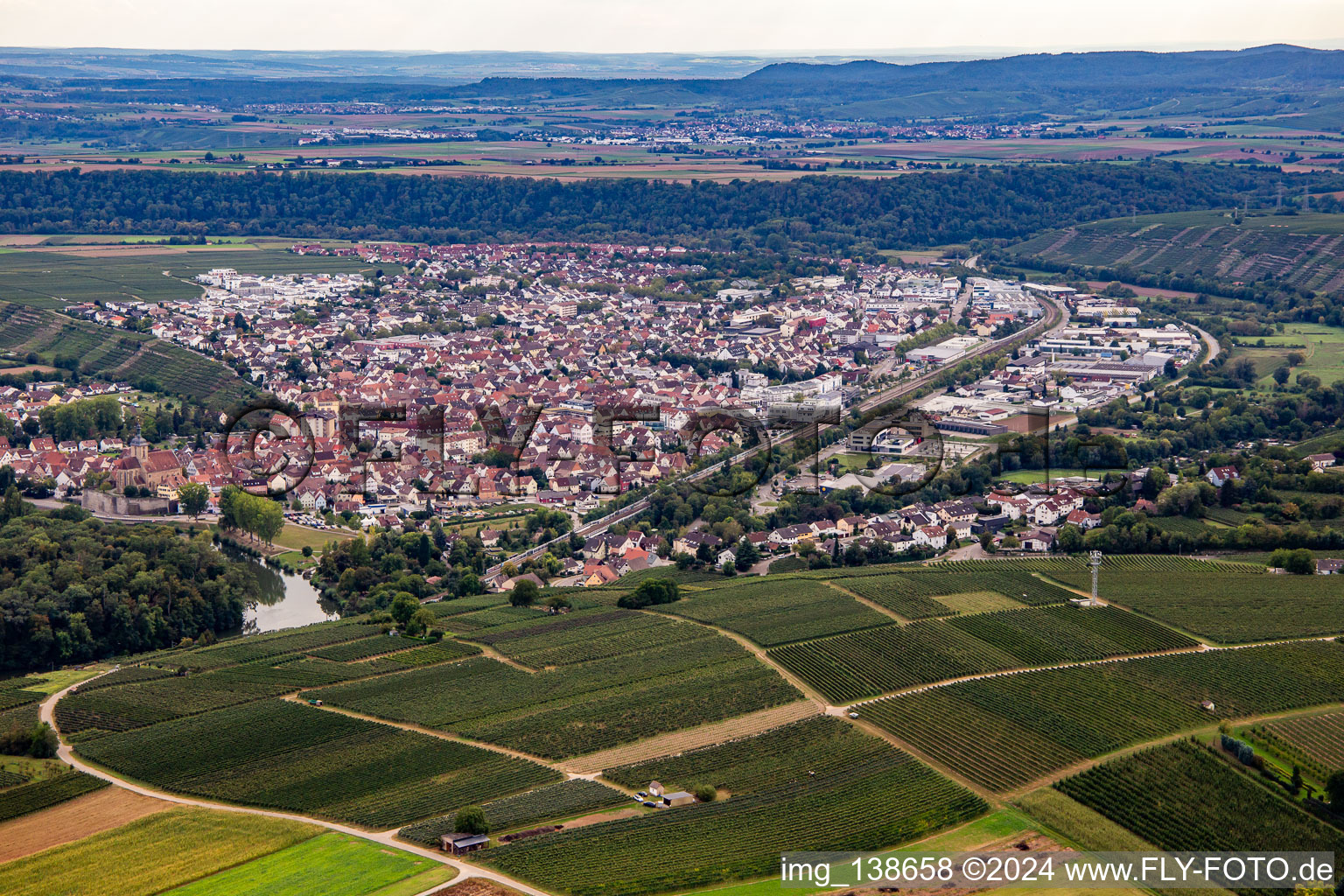 Vue aérienne de Du nord-est à Lauffen am Neckar dans le département Bade-Wurtemberg, Allemagne