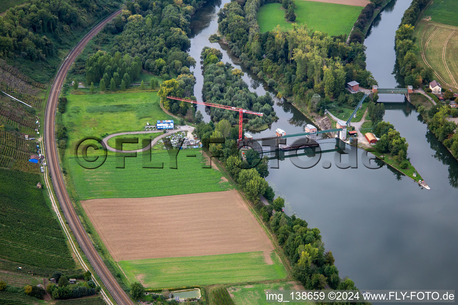 Vue aérienne de Barrage de Horkheim am Neckar à Lauffen am Neckar dans le département Bade-Wurtemberg, Allemagne