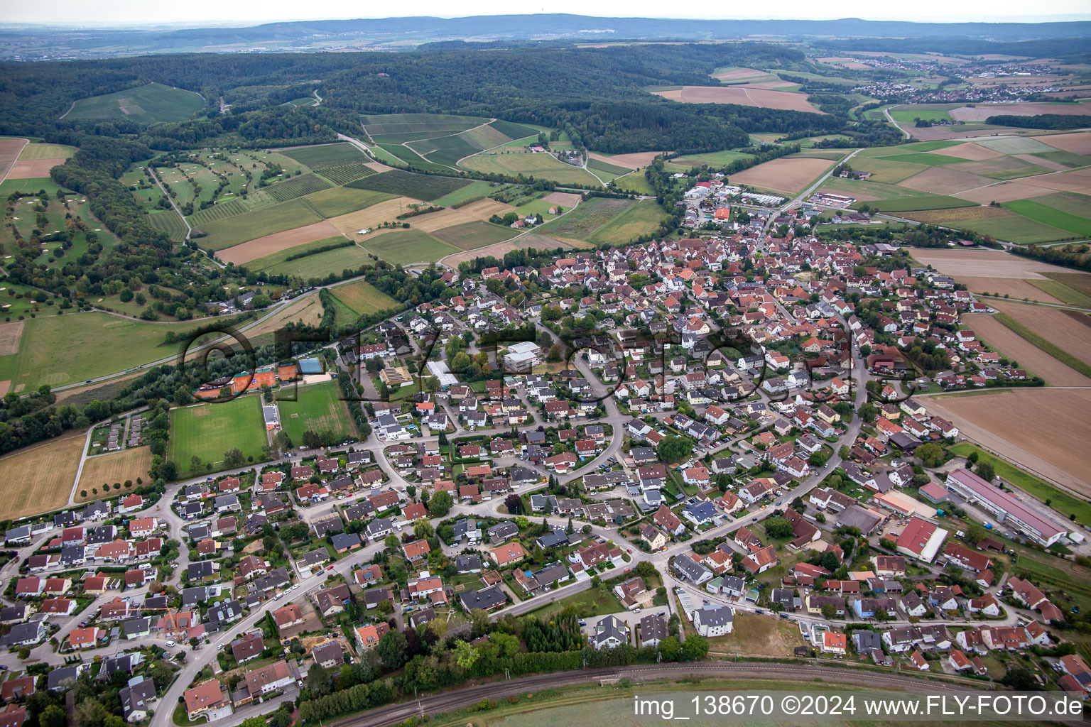 Vue aérienne de Du nord à le quartier Stetten am Heuchelberg in Schwaigern dans le département Bade-Wurtemberg, Allemagne