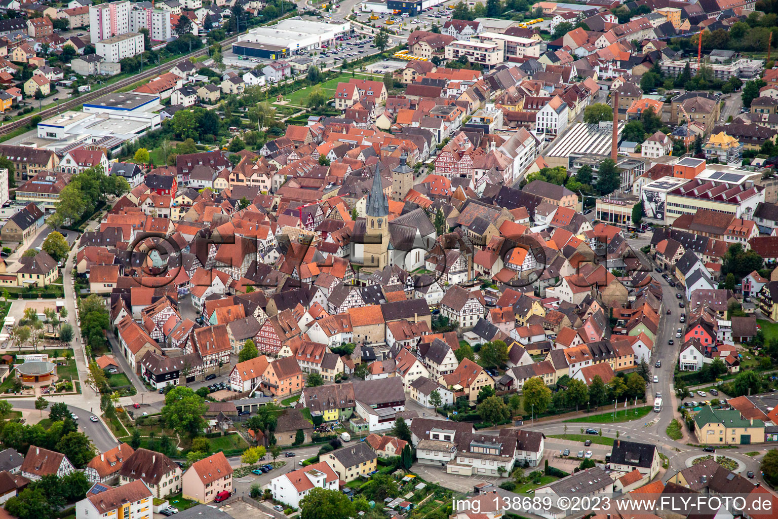 Vue aérienne de Vieille ville historique avec église Notre-Dame à Eppingen dans le département Bade-Wurtemberg, Allemagne
