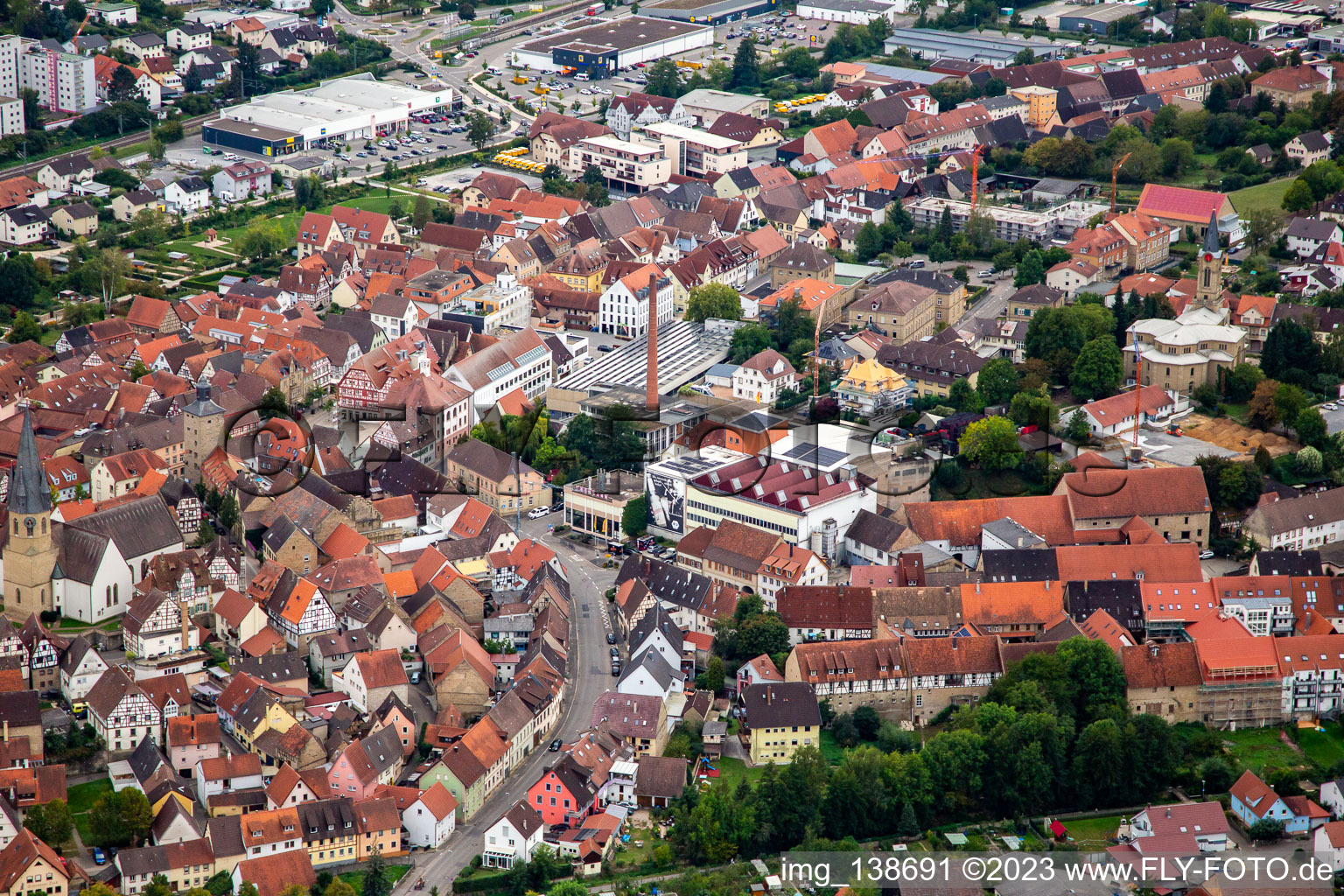 Vue aérienne de Vieille ville historique avec brasserie Palmbräu Epping GmbH & Co. KG à Eppingen dans le département Bade-Wurtemberg, Allemagne