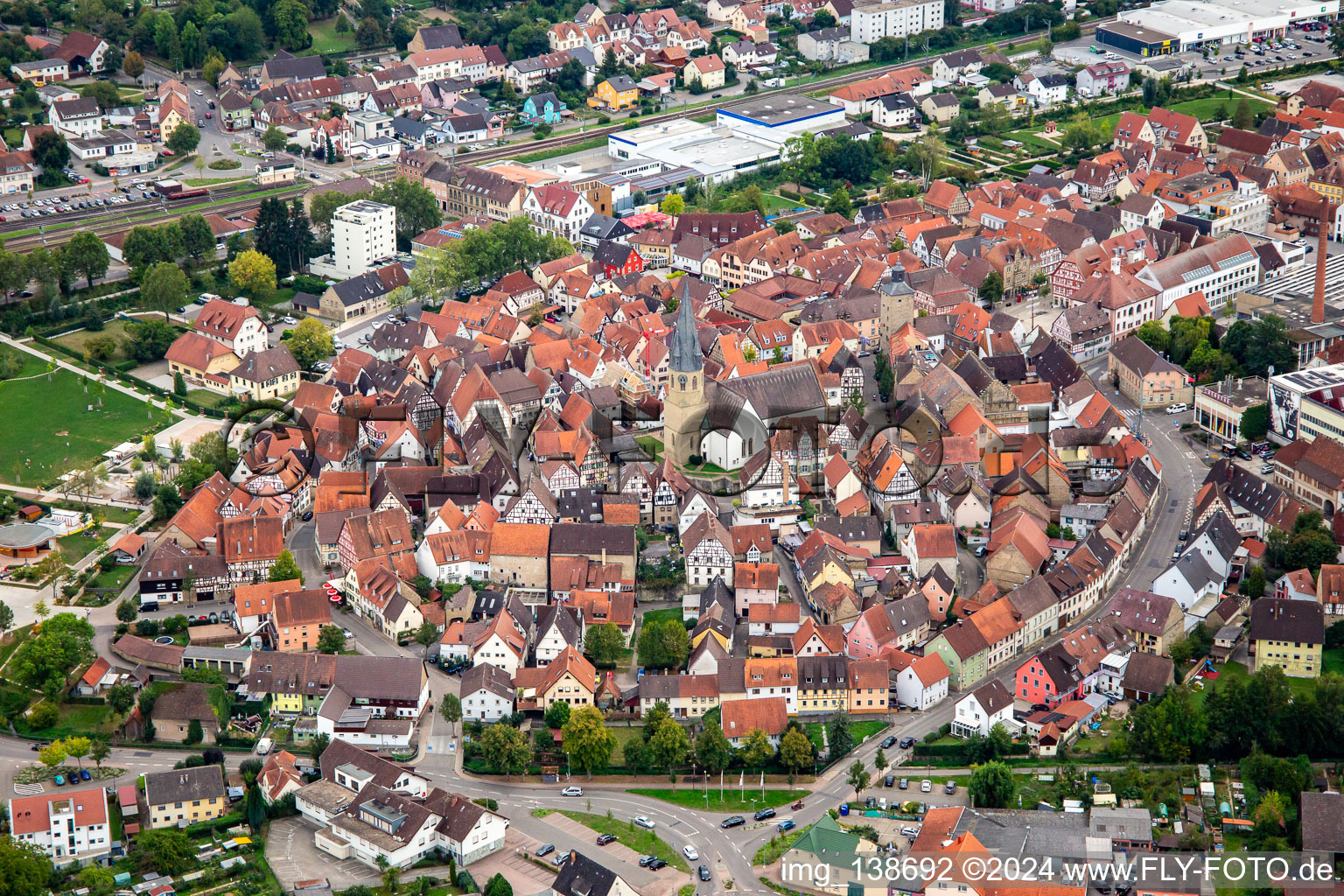 Vue aérienne de Vieille ville historique avec église Notre-Dame à Eppingen dans le département Bade-Wurtemberg, Allemagne