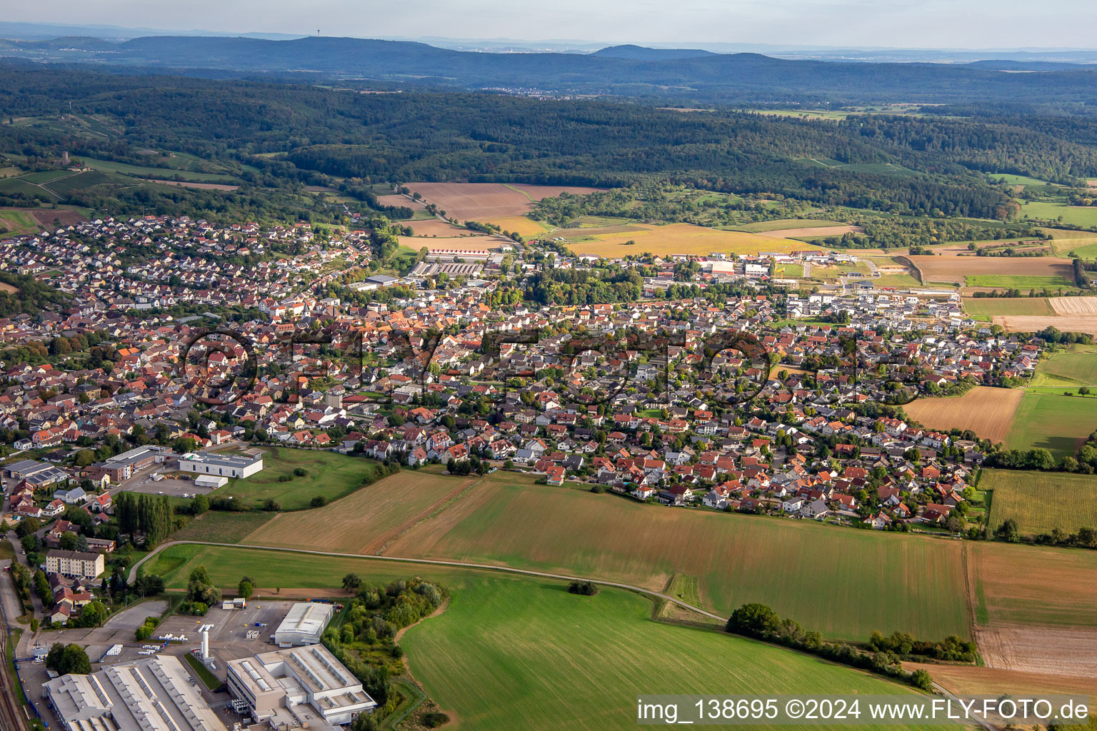 Vue aérienne de Du nord-ouest à Sulzfeld dans le département Bade-Wurtemberg, Allemagne