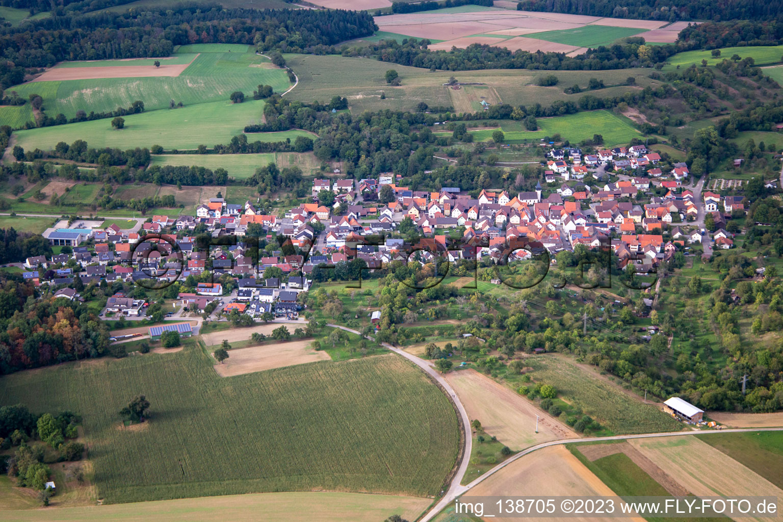 Vue aérienne de Du sud à le quartier Bahnbrücken in Kraichtal dans le département Bade-Wurtemberg, Allemagne