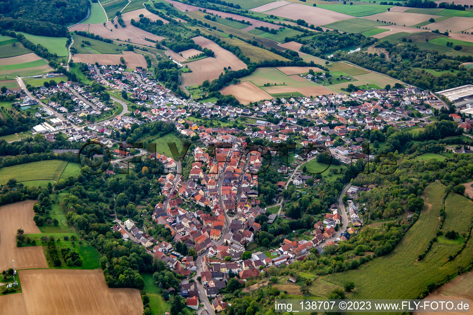 Vue aérienne de De l'est à le quartier Gochsheim in Kraichtal dans le département Bade-Wurtemberg, Allemagne