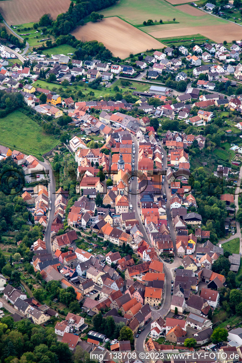Vue aérienne de Quartier Gochsheim in Kraichtal dans le département Bade-Wurtemberg, Allemagne