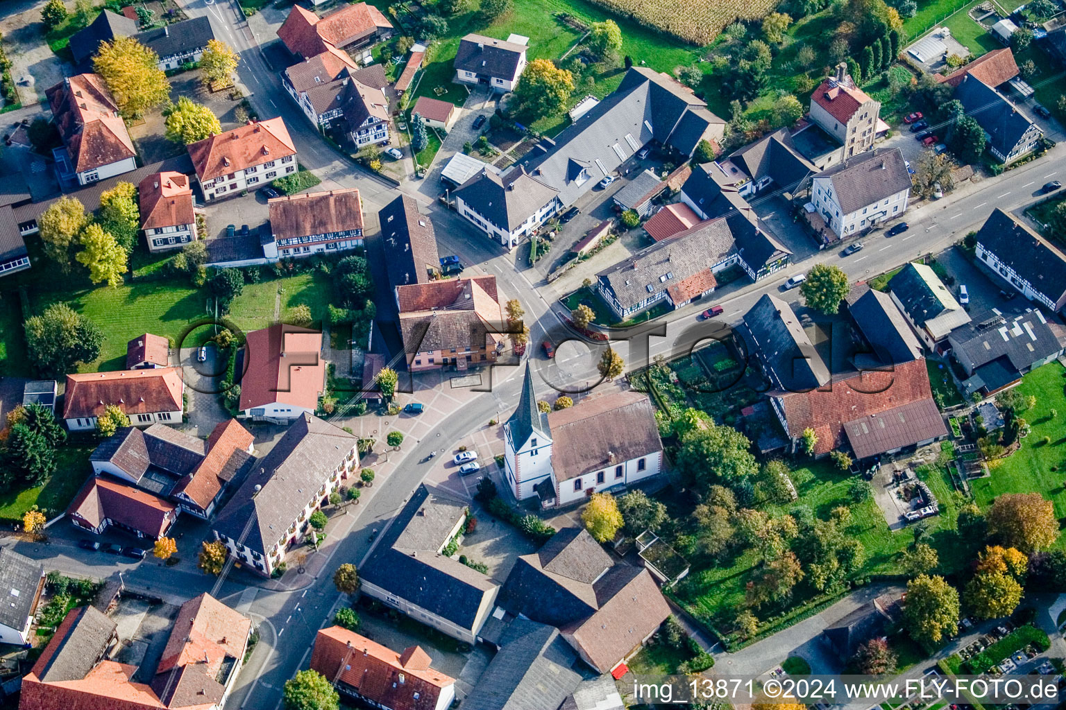 Vue aérienne de Bâtiment d'église au centre du village à le quartier Legelshurst in Willstätt dans le département Bade-Wurtemberg, Allemagne