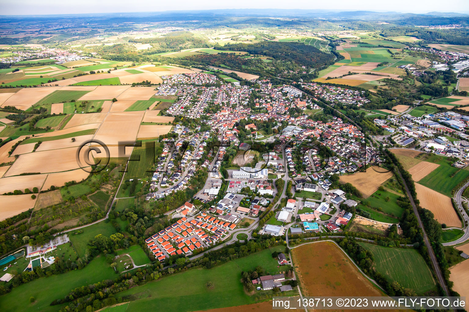 Vue aérienne de De l'ouest à le quartier Flehingen in Oberderdingen dans le département Bade-Wurtemberg, Allemagne