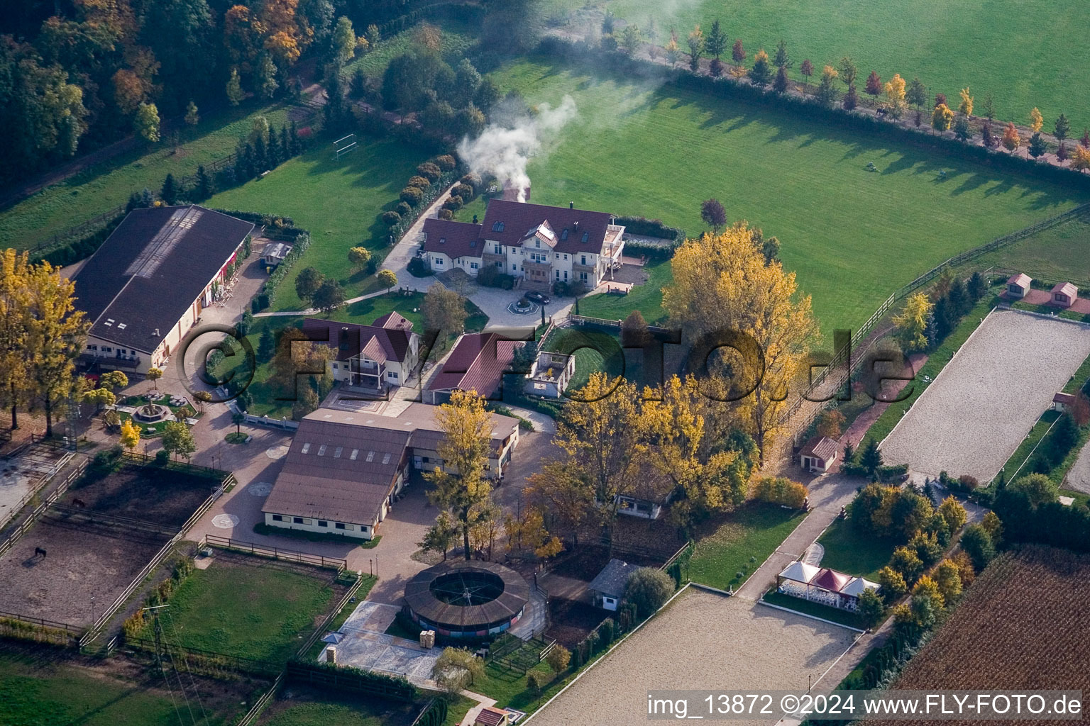 Vue aérienne de Haras du Kaiserhof à le quartier Legelshurst in Willstätt dans le département Bade-Wurtemberg, Allemagne