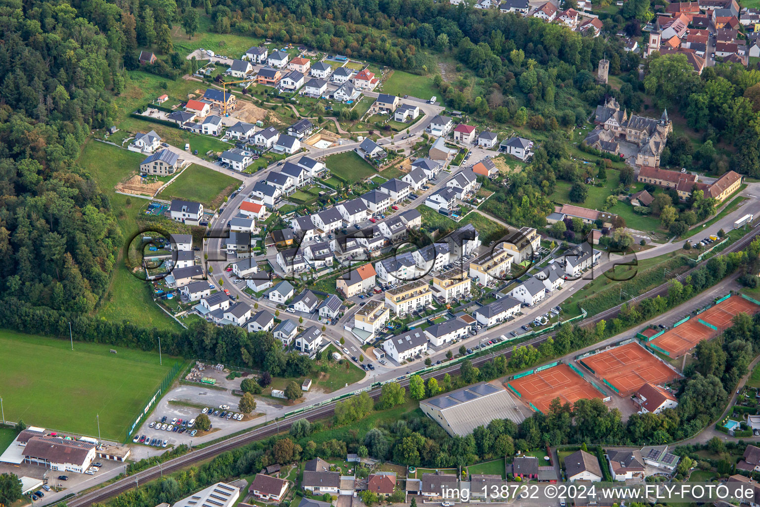 Vue aérienne de Sur la bosse du château à Gondelsheim dans le département Bade-Wurtemberg, Allemagne