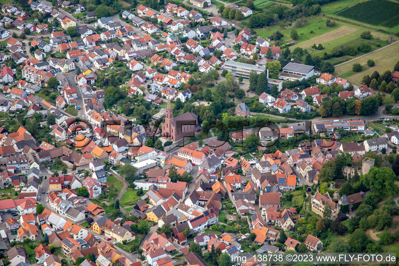 Vue aérienne de Saint-Martin Obergrombach à le quartier Obergrombach in Bruchsal dans le département Bade-Wurtemberg, Allemagne