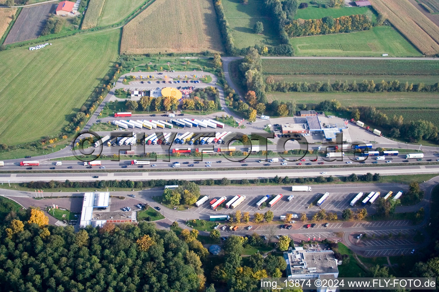 Vue aérienne de Aire d'autoroute sur l'axe de circulation et les directions du BAB RENCHTAL à le quartier Urloffen in Appenweier dans le département Bade-Wurtemberg, Allemagne