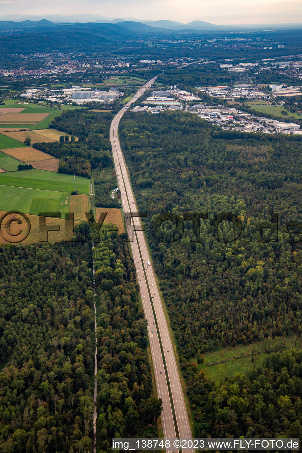 Vue aérienne de Autoroute A5 à le quartier Grötzingen in Karlsruhe dans le département Bade-Wurtemberg, Allemagne