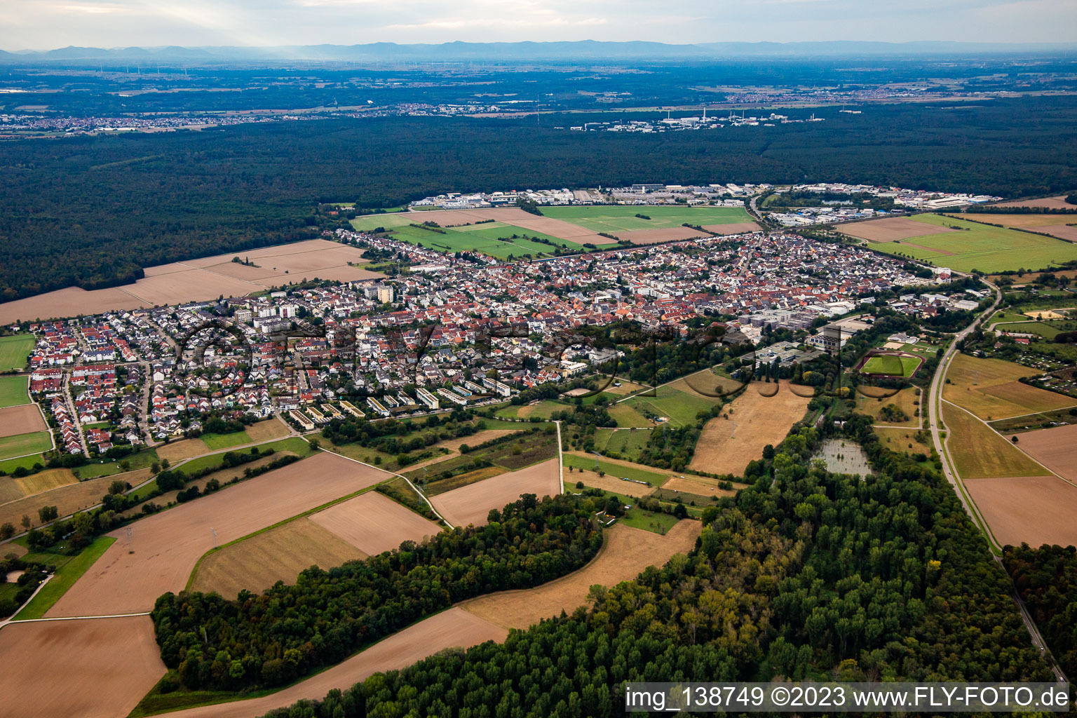 Vue aérienne de Du sud-est à le quartier Blankenloch in Stutensee dans le département Bade-Wurtemberg, Allemagne