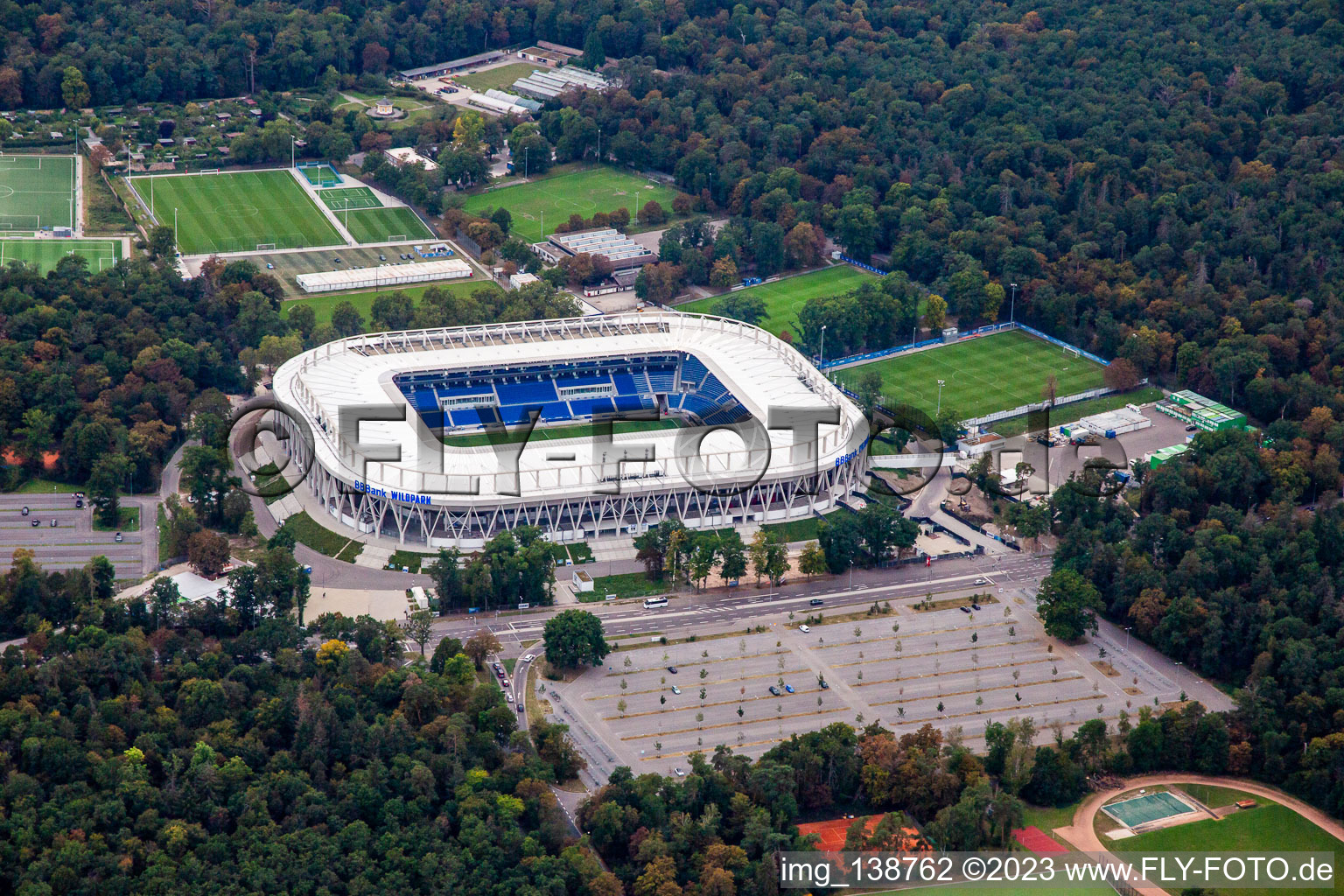 Vue aérienne de Terminé BBBank Stadium Wildpark du Karlsruher Sport-Club eV à le quartier Innenstadt-Ost in Karlsruhe dans le département Bade-Wurtemberg, Allemagne