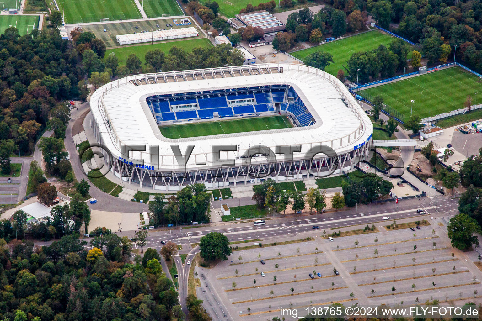 Vue oblique de Terminé BBBank Stadium Wildpark du Karlsruher Sport-Club eV à le quartier Innenstadt-Ost in Karlsruhe dans le département Bade-Wurtemberg, Allemagne