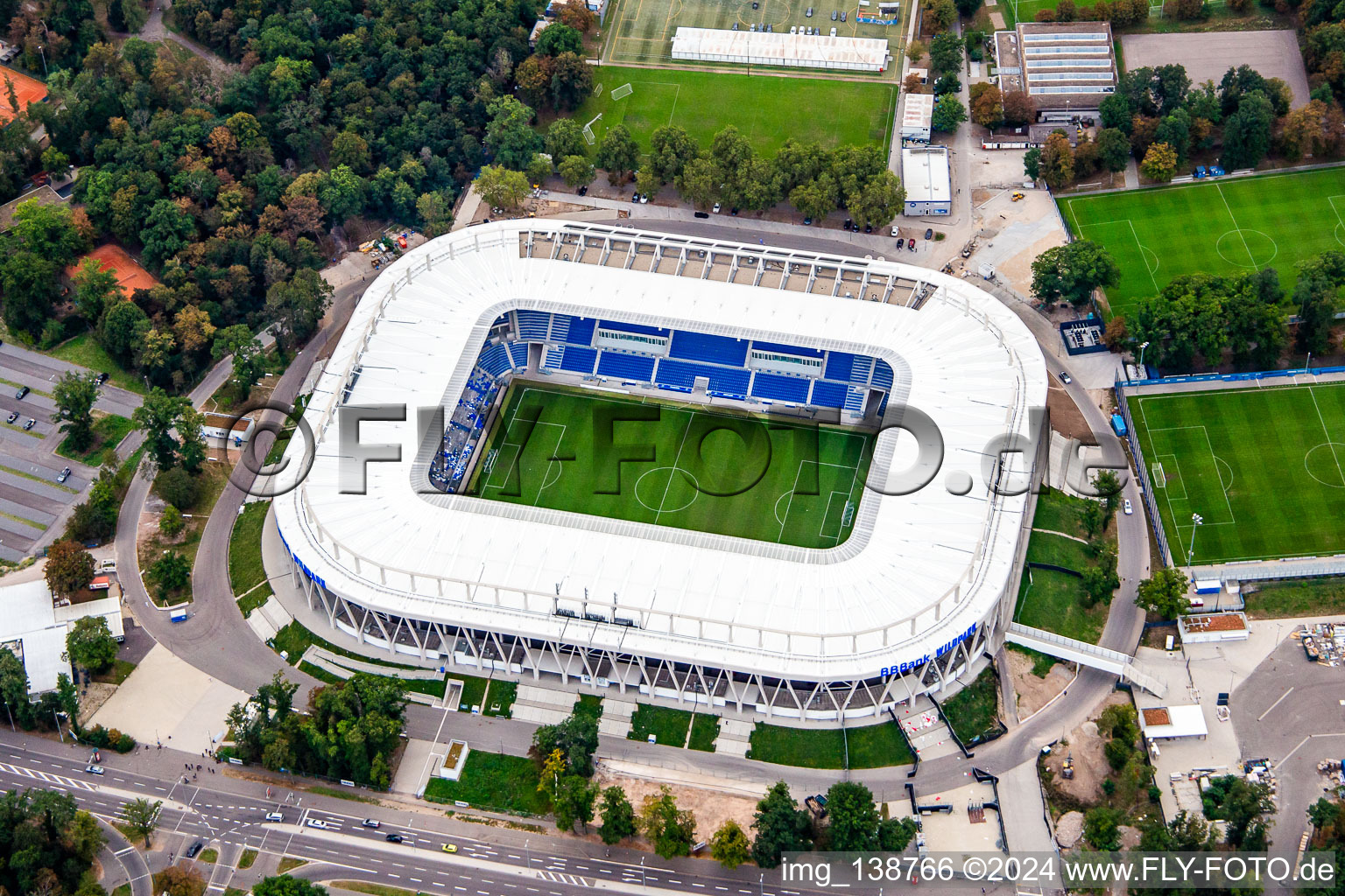 Terminé BBBank Stadium Wildpark du Karlsruher Sport-Club eV à le quartier Innenstadt-Ost in Karlsruhe dans le département Bade-Wurtemberg, Allemagne d'en haut