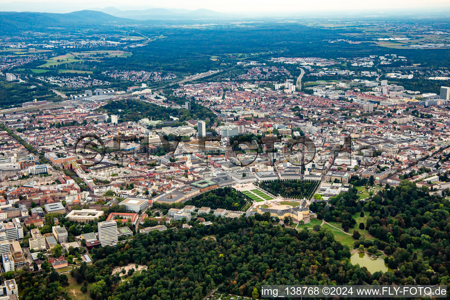 Place du Château à le quartier Innenstadt-West in Karlsruhe dans le département Bade-Wurtemberg, Allemagne hors des airs