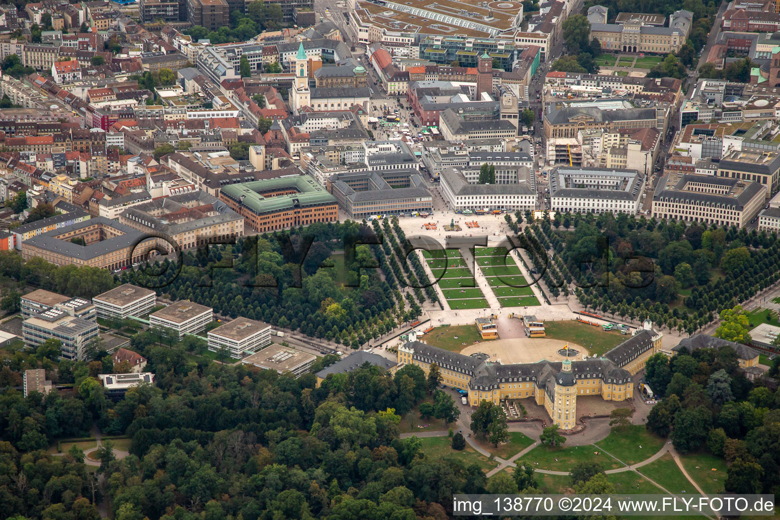 Place du Château à le quartier Innenstadt-West in Karlsruhe dans le département Bade-Wurtemberg, Allemagne vue d'en haut