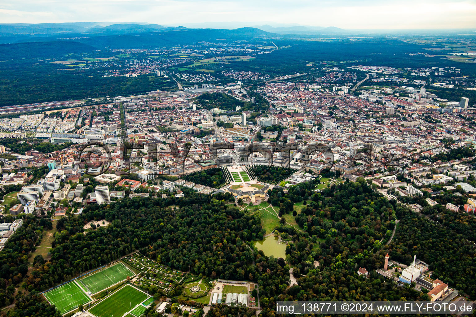 Vue aérienne de Place du Château à le quartier Oststadt in Karlsruhe dans le département Bade-Wurtemberg, Allemagne